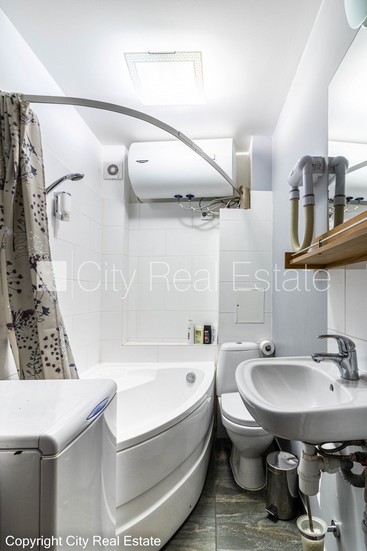 Sludinājumi. Fasādes māja, renovēta māja, ķieģeļu mūra sienas, kāpņu telpa pēc kosmētiskā remonta, plašs skats Cena: 146000 EUR Foto #13