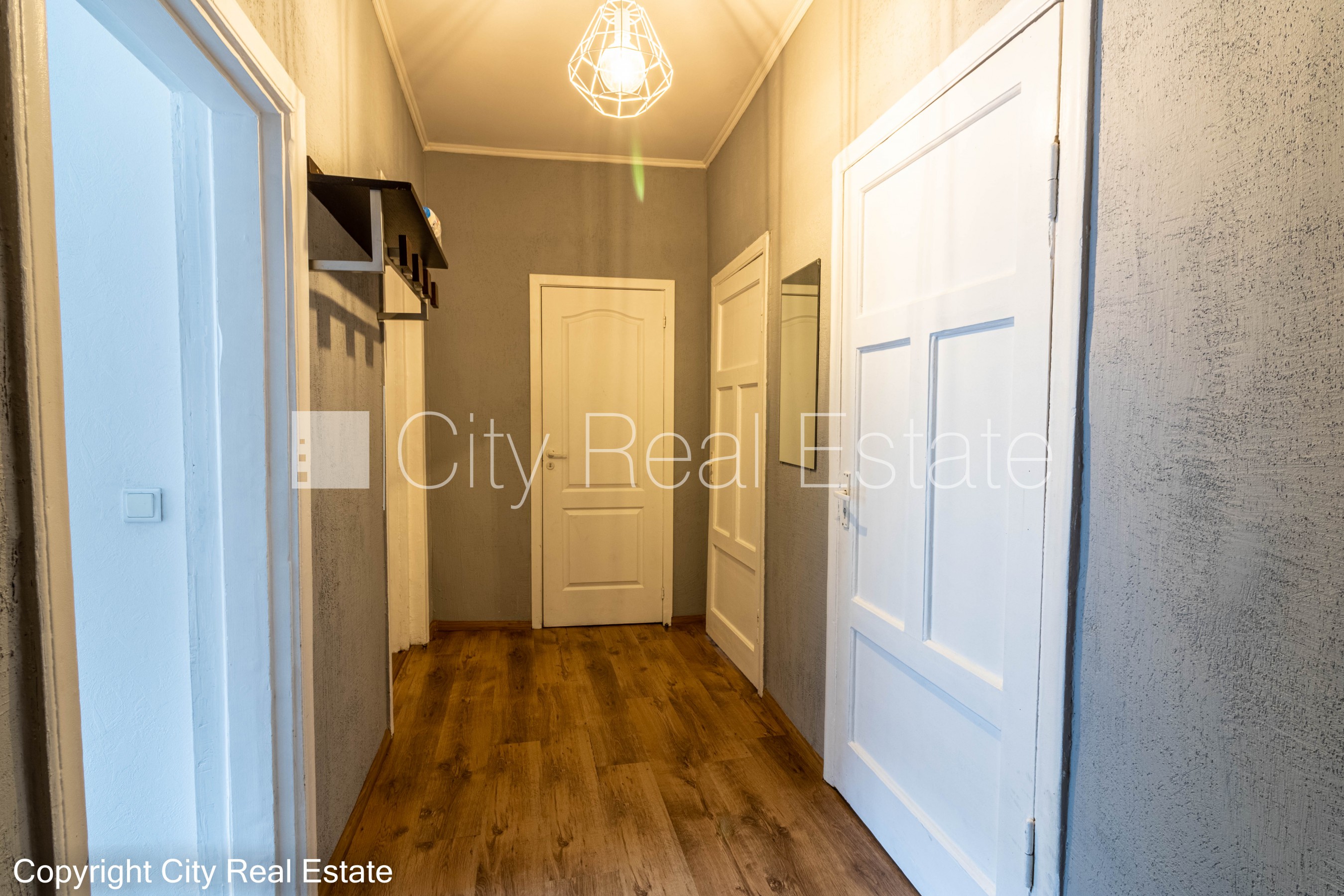 Sludinājumi. Fasādes māja, renovēta māja, ķieģeļu mūra sienas, kāpņu telpa pēc kosmētiskā remonta, plašs skats Cena: 146000 EUR Foto #15