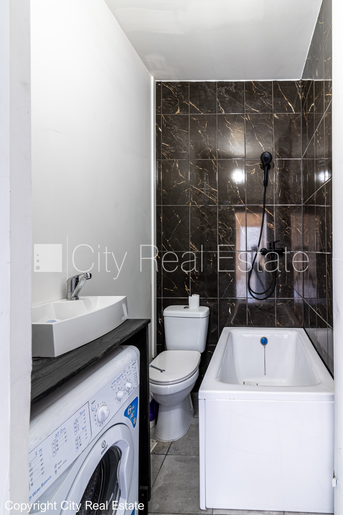 Sludinājumi. Fasādes māja, renovēta māja, bruģēts piebraucamais ceļš, viena istaba caurstaigājama, virtuve, Cena: 117000 EUR Foto #5