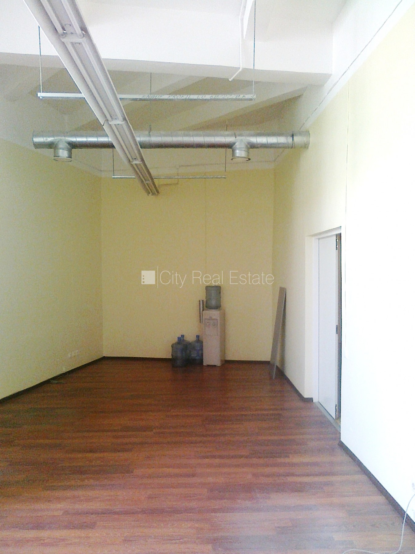 Sludinājumi. Renovēta māja, vieta automašīnai, objektu apsargā fiziskā apsardze, ir kravas lifts, kāpņu telpa Cena: 224 EUR/mēn Foto #2