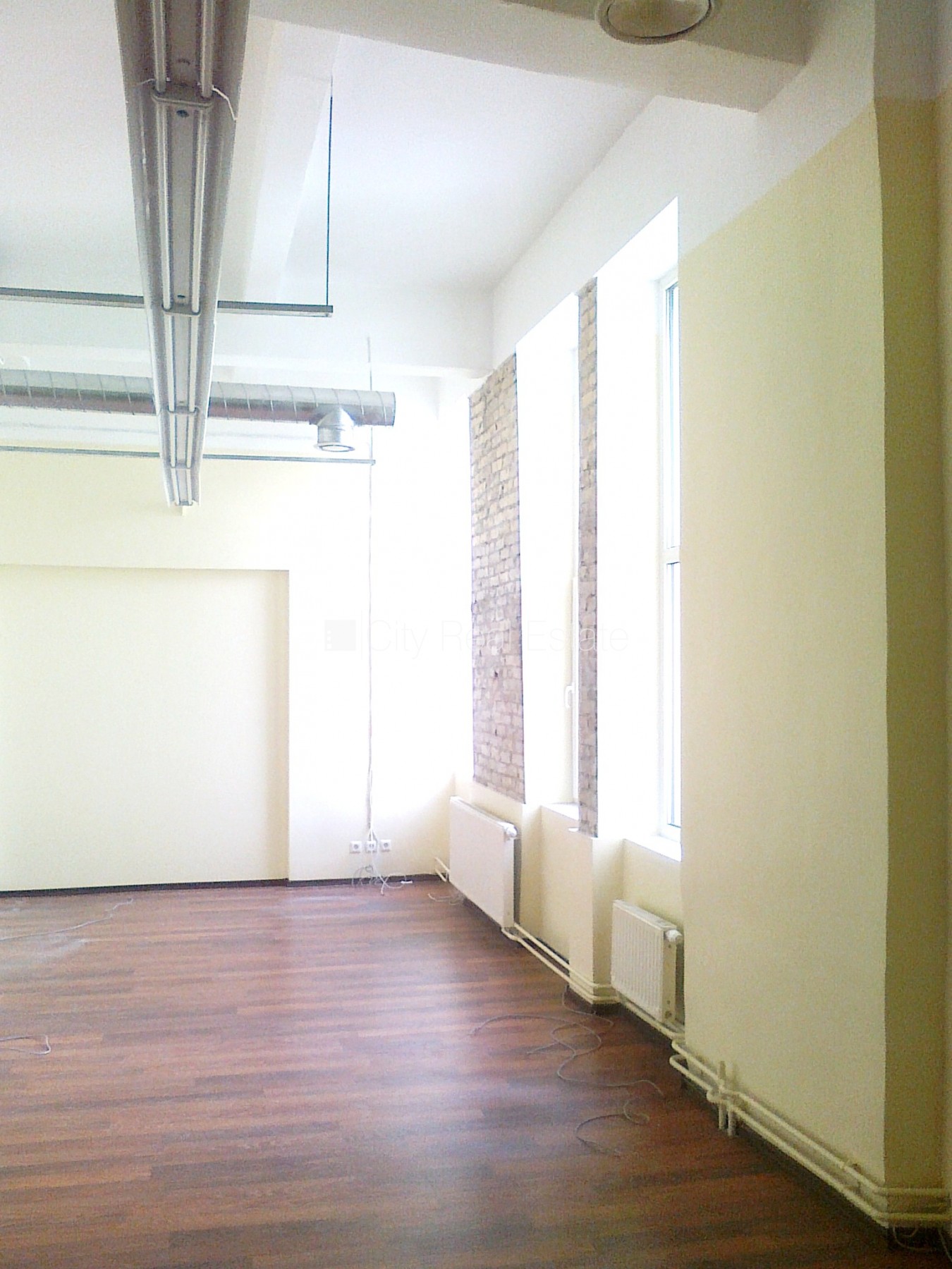 Sludinājumi. Renovēta māja, vieta automašīnai, objektu apsargā fiziskā apsardze, ir kravas lifts, kāpņu telpa Cena: 224 EUR/mēn Foto #1