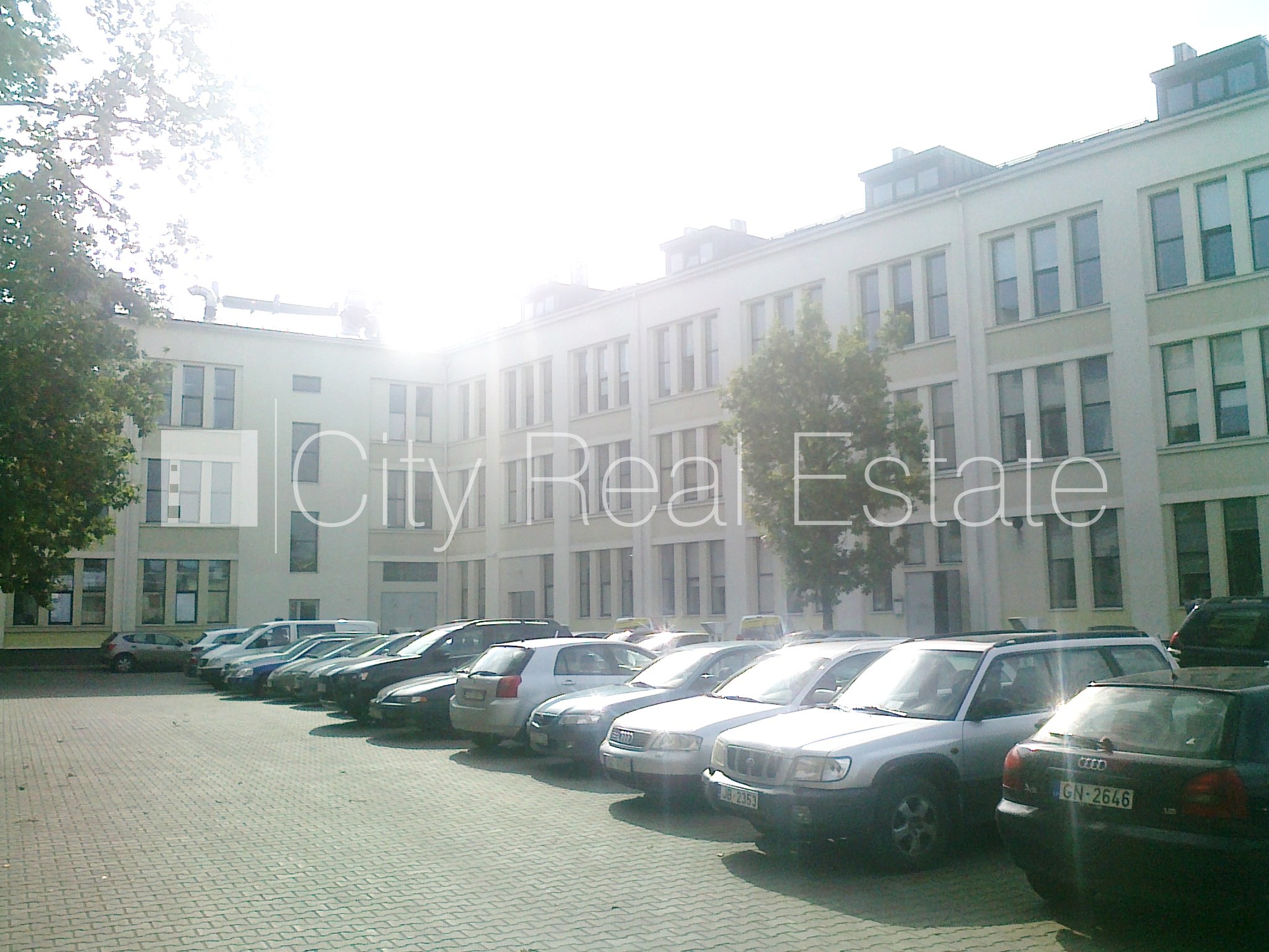 Sludinājumi. Renovēta māja, vieta automašīnai, objektu apsargā fiziskā apsardze, ir kravas lifts, kāpņu telpa Cena: 224 EUR/mēn Foto #3