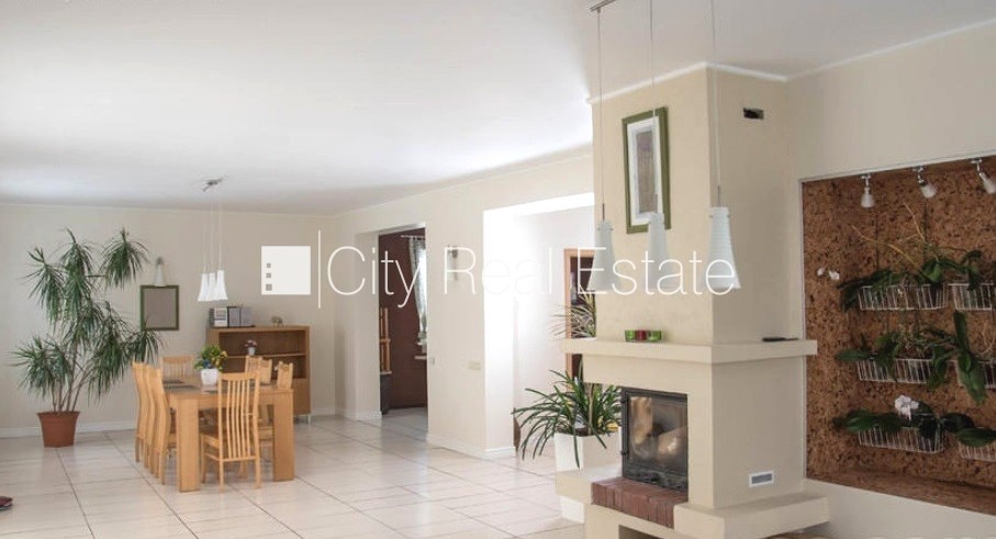 Sludinājumi. Fasādes māja, labiekārtota apzaļumota teritorija, iežogota teritorija, terase, logi vērsti mājas Cena: 380000 EUR Foto #4