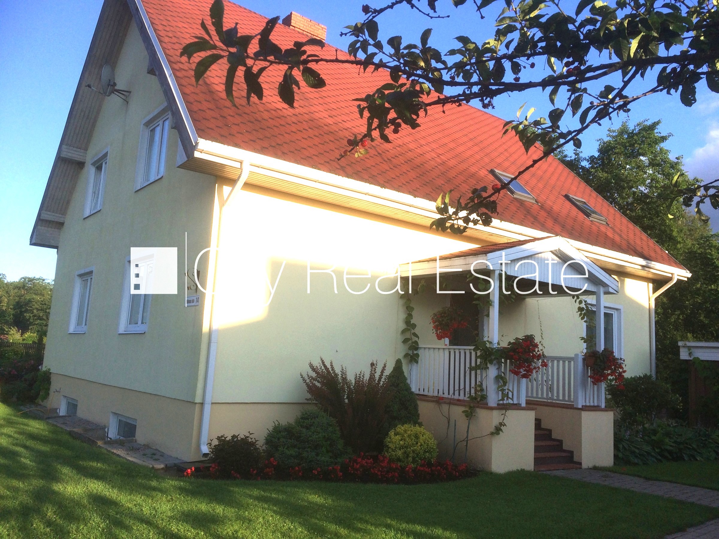 Sludinājumi. Fasādes māja, labiekārtota apzaļumota teritorija, iežogota teritorija, terase, logi vērsti mājas Cena: 380000 EUR Foto #23