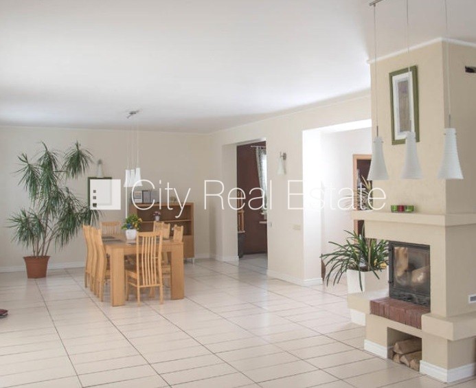 Sludinājumi. Fasādes māja, labiekārtota apzaļumota teritorija, iežogota teritorija, terase, logi vērsti mājas Cena: 380000 EUR Foto #5