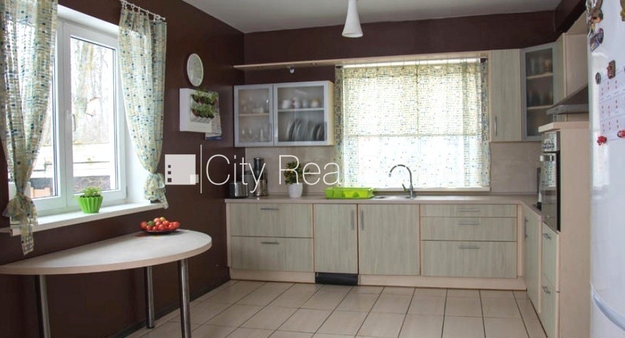 Sludinājumi. Fasādes māja, labiekārtota apzaļumota teritorija, iežogota teritorija, terase, logi vērsti mājas Cena: 380000 EUR Foto #6