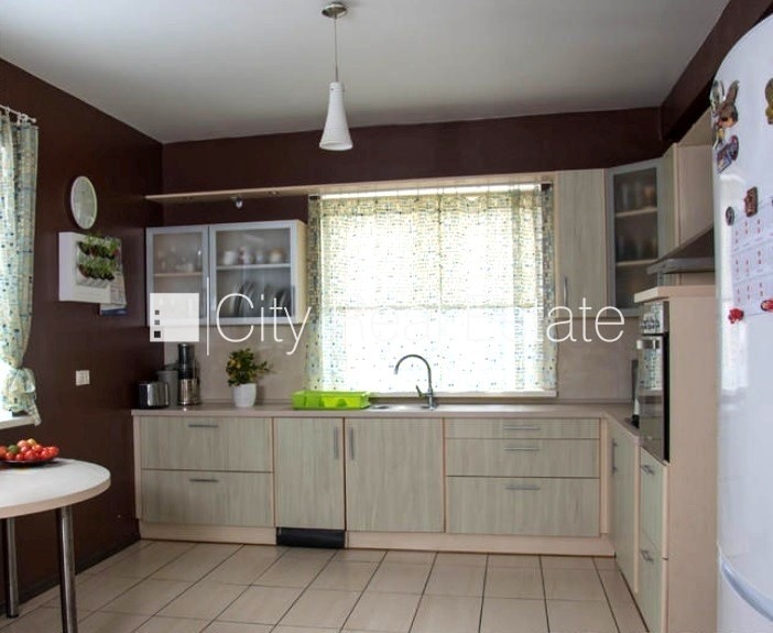 Sludinājumi. Fasādes māja, labiekārtota apzaļumota teritorija, iežogota teritorija, terase, logi vērsti mājas Cena: 380000 EUR Foto #7