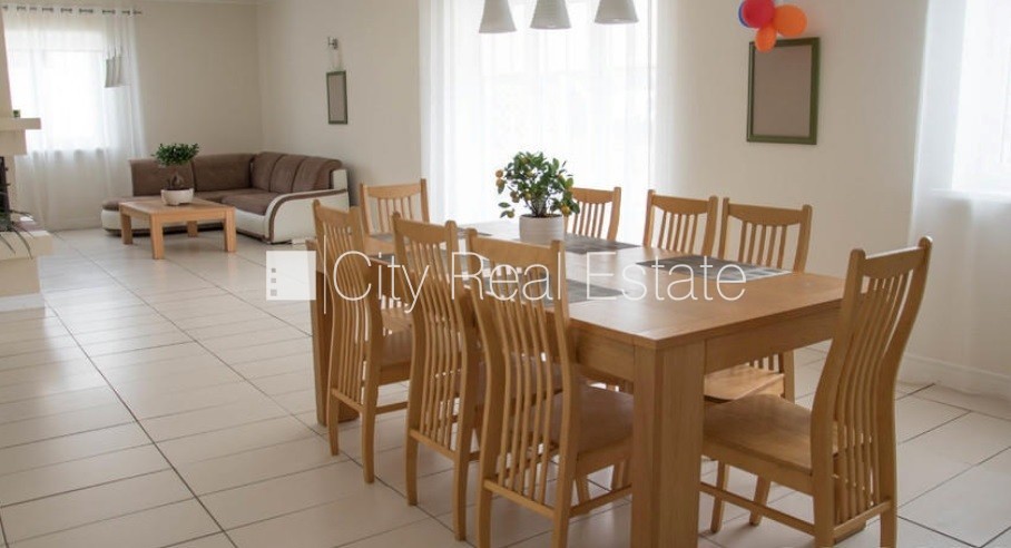 Sludinājumi. Fasādes māja, labiekārtota apzaļumota teritorija, iežogota teritorija, terase, logi vērsti mājas Cena: 380000 EUR Foto #1