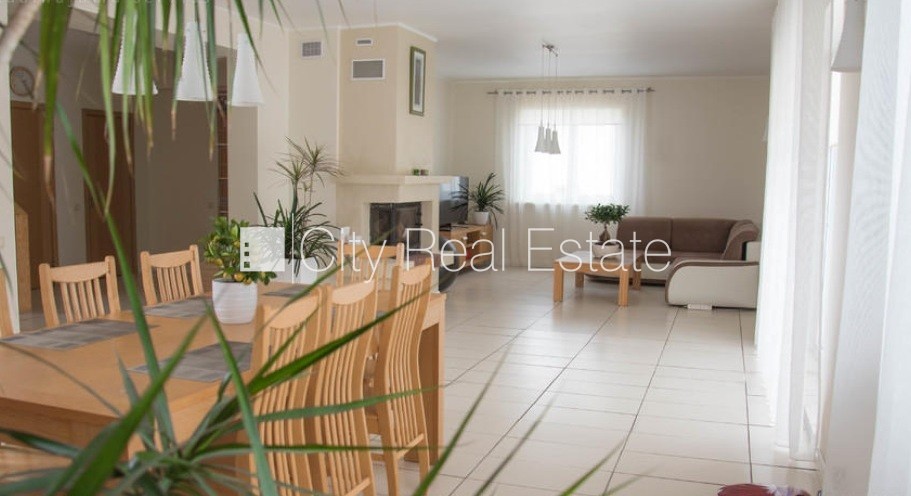 Sludinājumi. Fasādes māja, labiekārtota apzaļumota teritorija, iežogota teritorija, terase, logi vērsti mājas Cena: 380000 EUR Foto #2