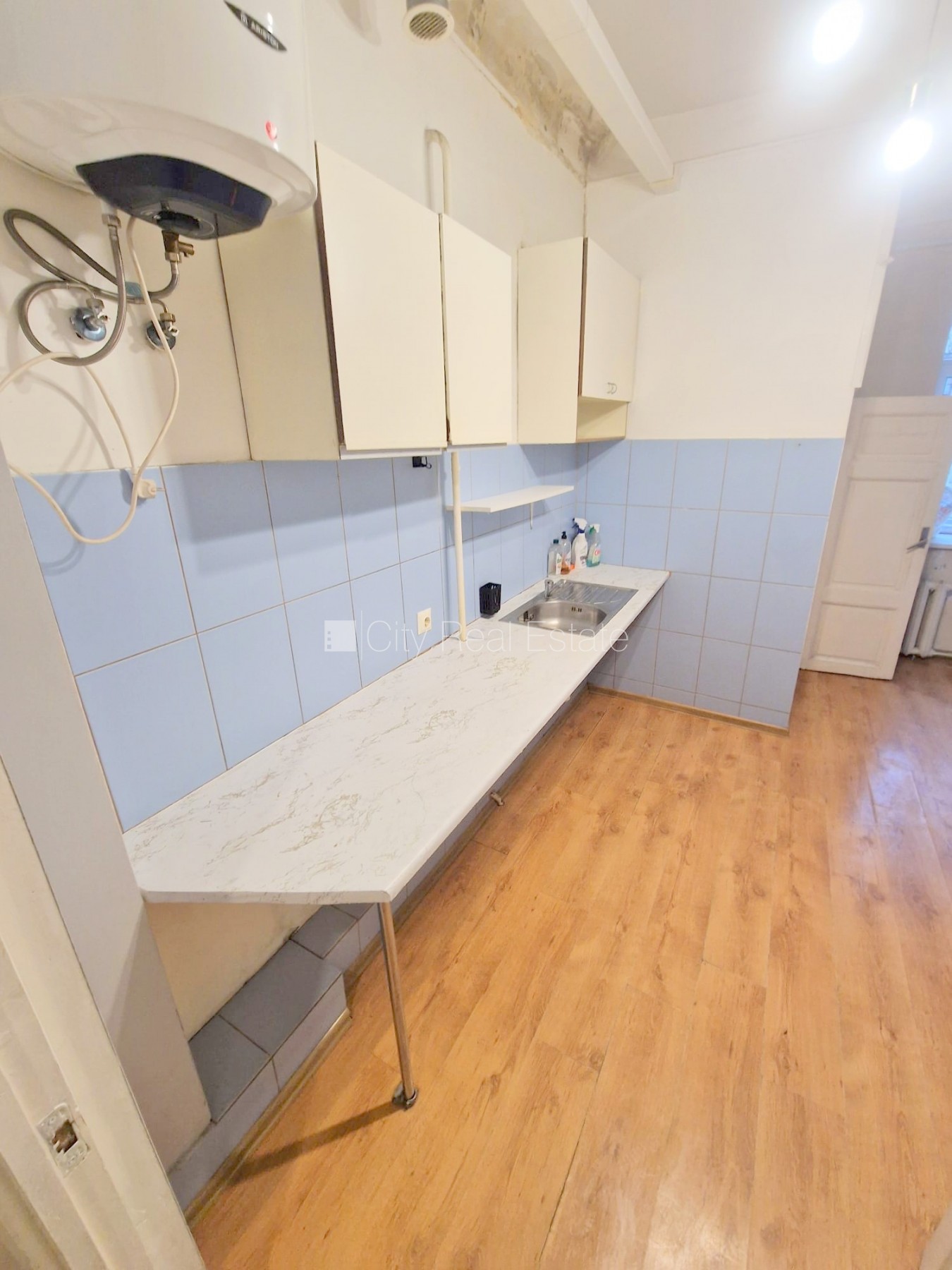 Sludinājumi. Fasādes māja, renovēta māja, iežogota teritorija, vieta automašīnai, ieeja no ielas un pagalma, Cena: 360 EUR/mēn Foto #4