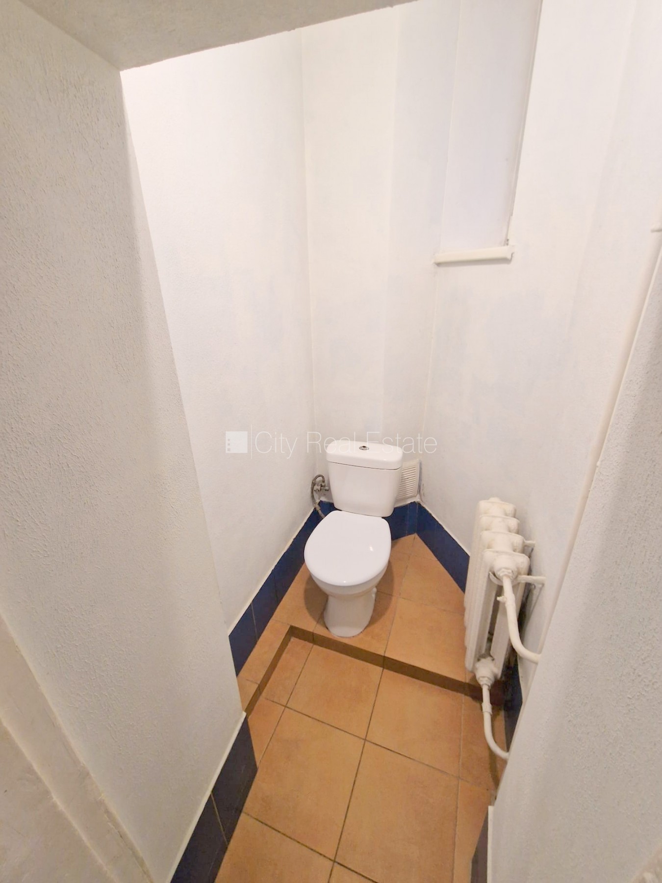 Sludinājumi. Fasādes māja, renovēta māja, iežogota teritorija, vieta automašīnai, ieeja no ielas un pagalma, Cena: 360 EUR/mēn Foto #25