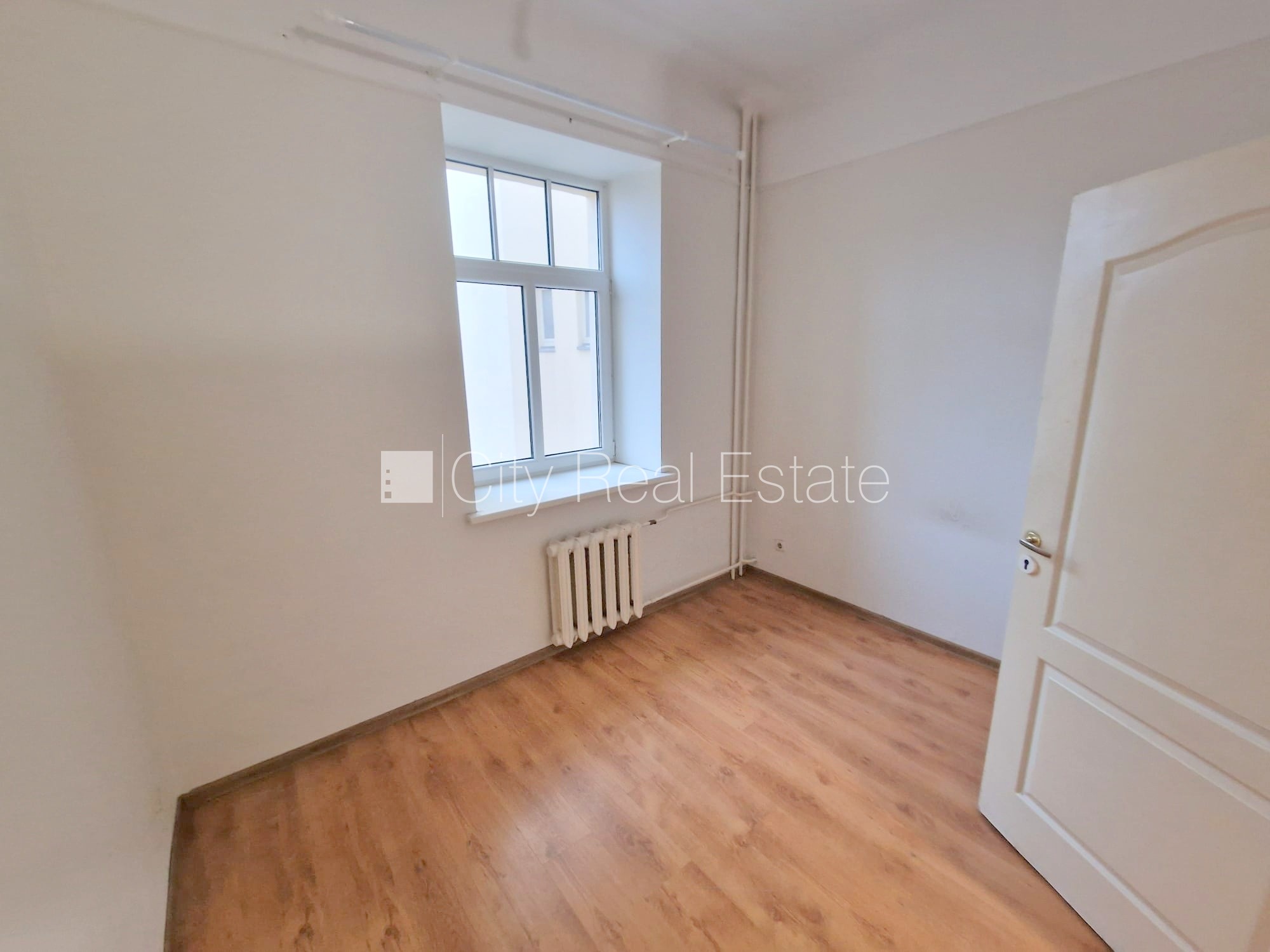 Sludinājumi. Fasādes māja, renovēta māja, iežogota teritorija, vieta automašīnai, ieeja no ielas un pagalma, Cena: 360 EUR/mēn Foto #18