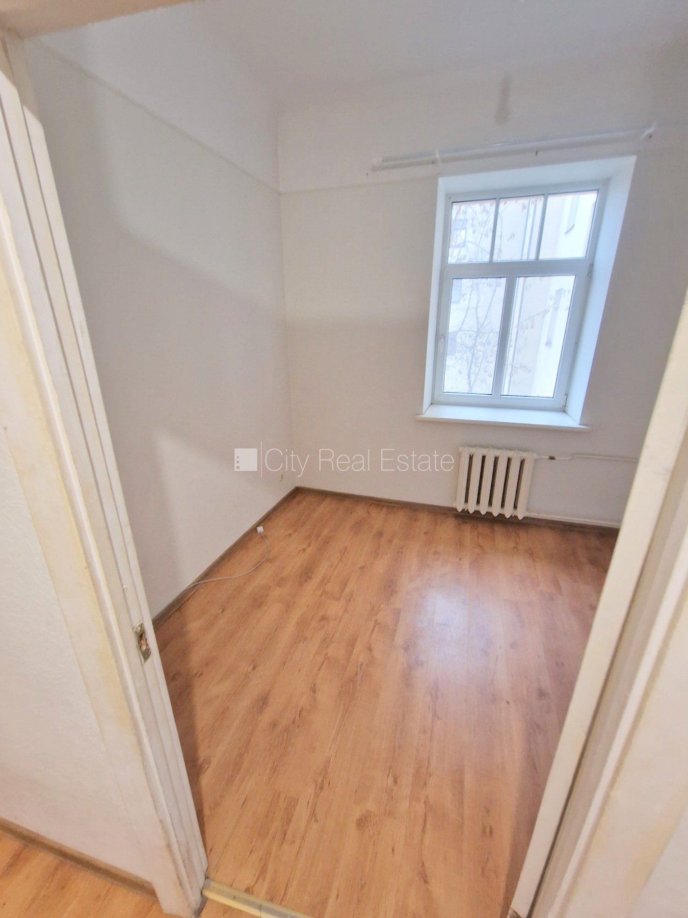 Sludinājumi. Fasādes māja, renovēta māja, iežogota teritorija, vieta automašīnai, ieeja no ielas un pagalma, Cena: 360 EUR/mēn Foto #17