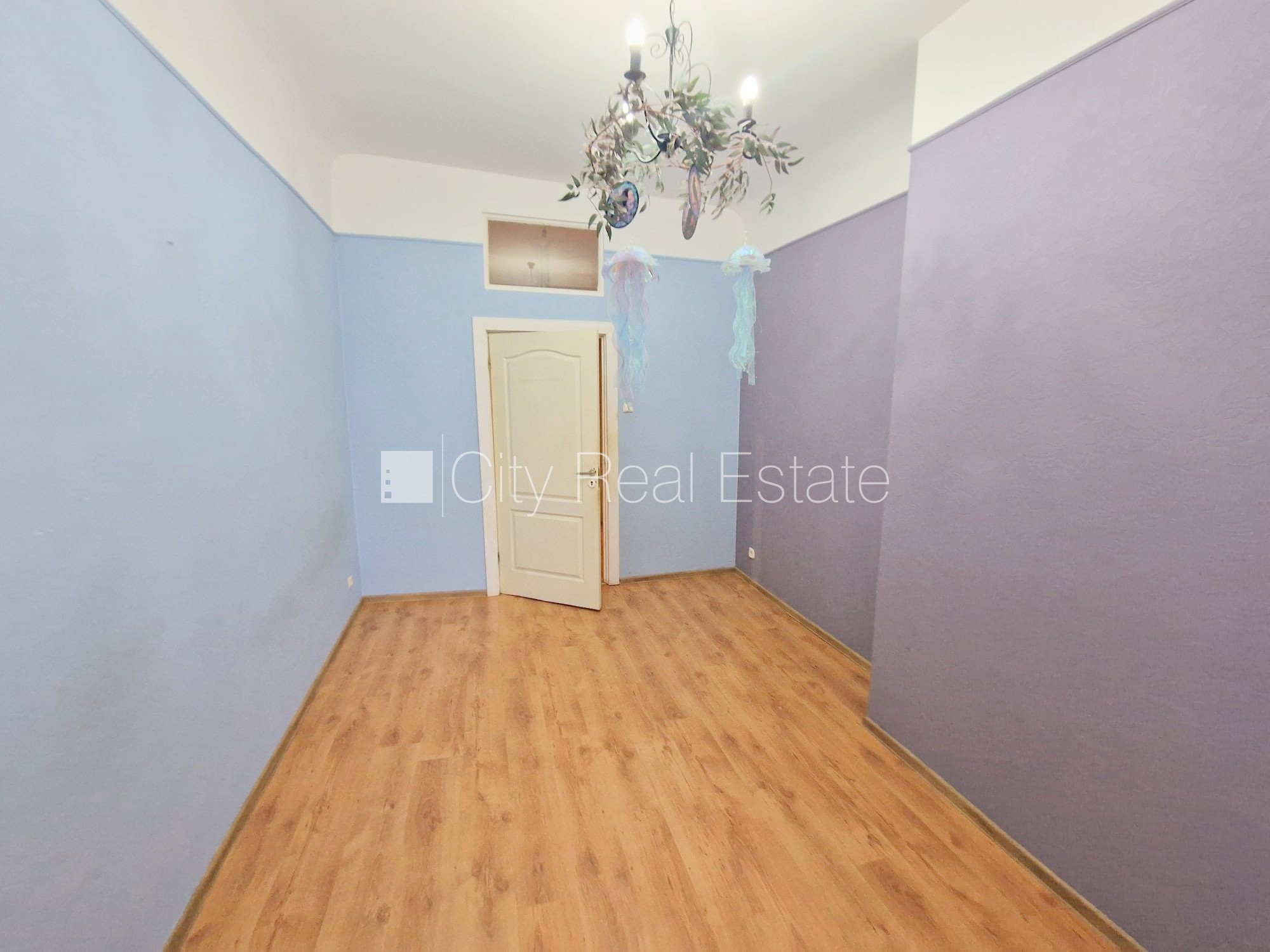 Sludinājumi. Fasādes māja, renovēta māja, iežogota teritorija, vieta automašīnai, ieeja no ielas un pagalma, Cena: 360 EUR/mēn Foto #10