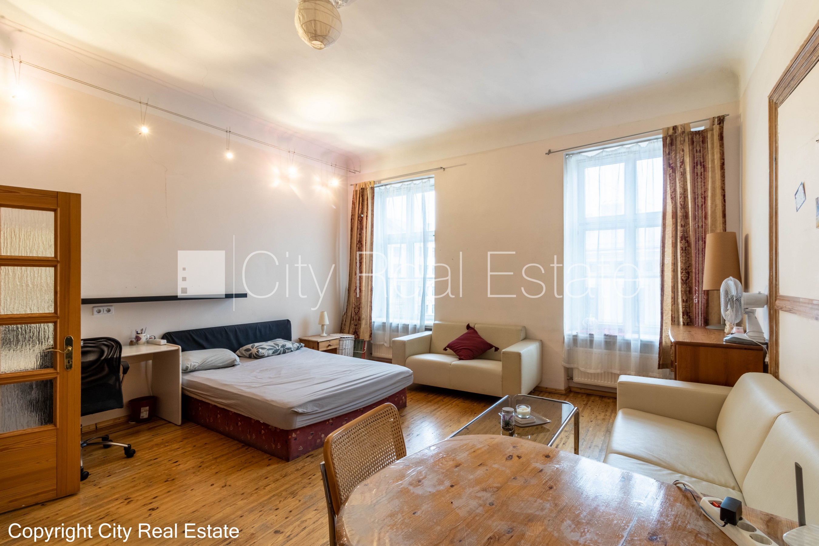 Sludinājumi. Fasādes māja, renovēta māja, ieeja no ielas, kāpņu telpa pēc kosmētiskā remonta, logi vērsti uz Cena: 550 EUR/mēn Foto #2