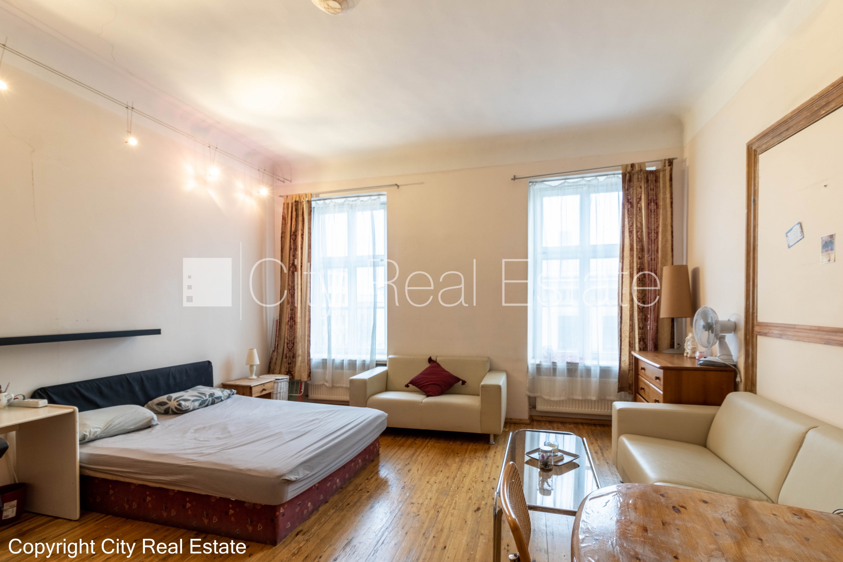 Sludinājumi. Fasādes māja, renovēta māja, ieeja no ielas, kāpņu telpa pēc kosmētiskā remonta, logi vērsti uz Cena: 550 EUR/mēn Foto #1