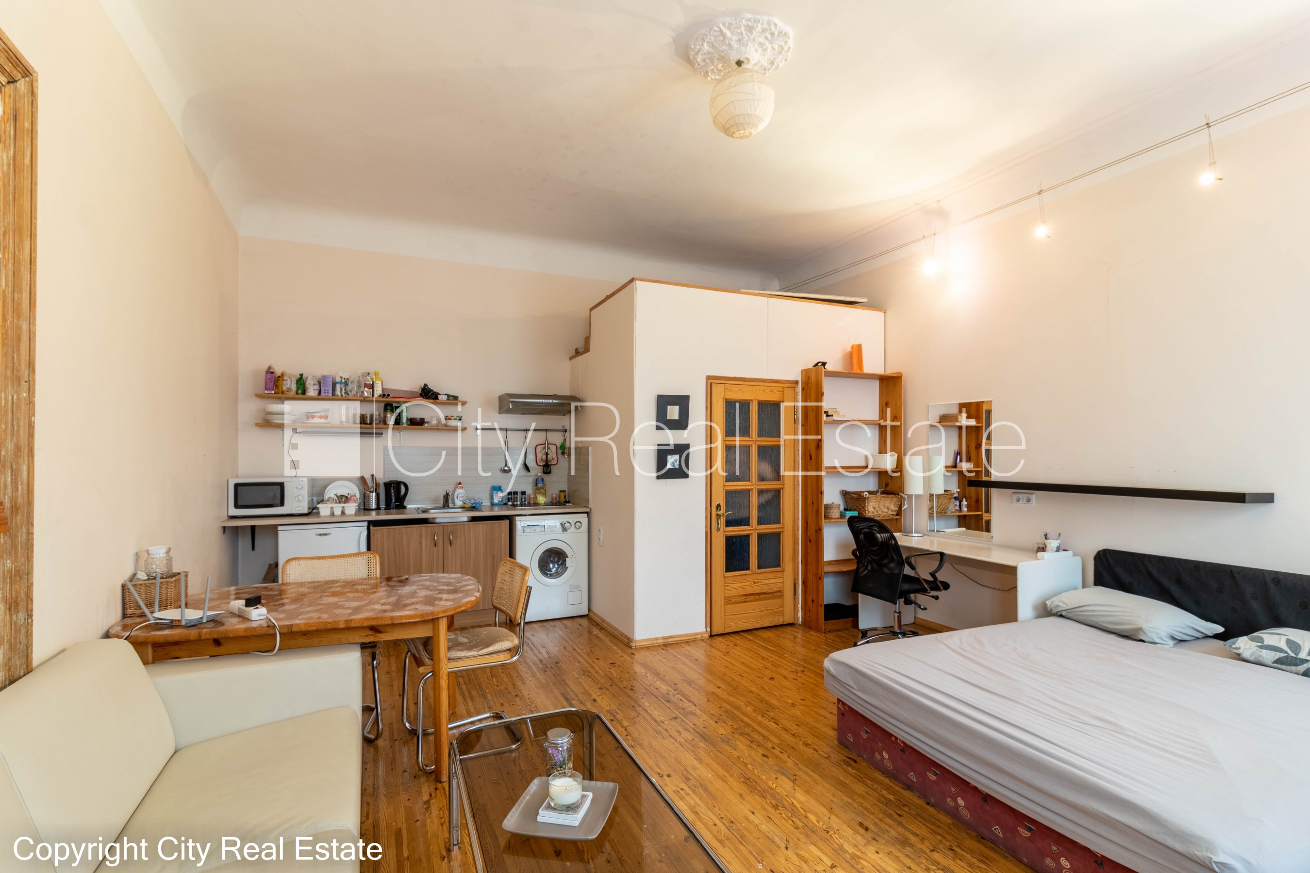 Sludinājumi. Fasādes māja, renovēta māja, ieeja no ielas, kāpņu telpa pēc kosmētiskā remonta, logi vērsti uz Cena: 550 EUR/mēn Foto #4