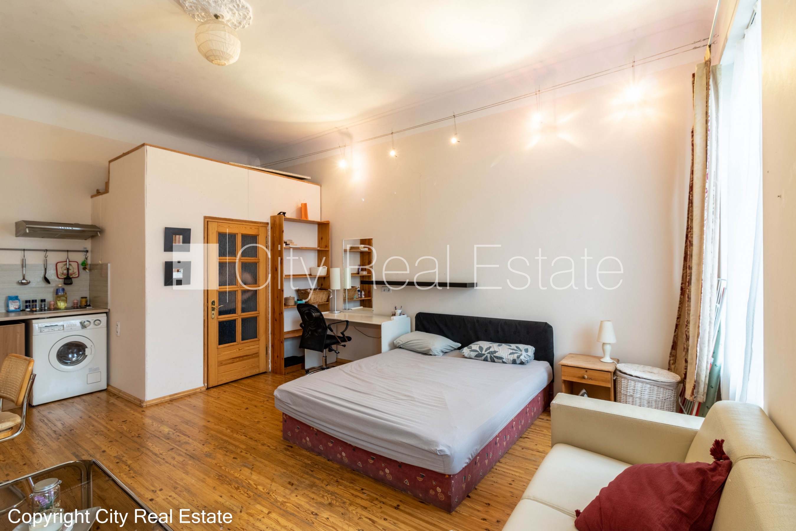 Sludinājumi. Fasādes māja, renovēta māja, ieeja no ielas, kāpņu telpa pēc kosmētiskā remonta, logi vērsti uz Cena: 550 EUR/mēn Foto #5