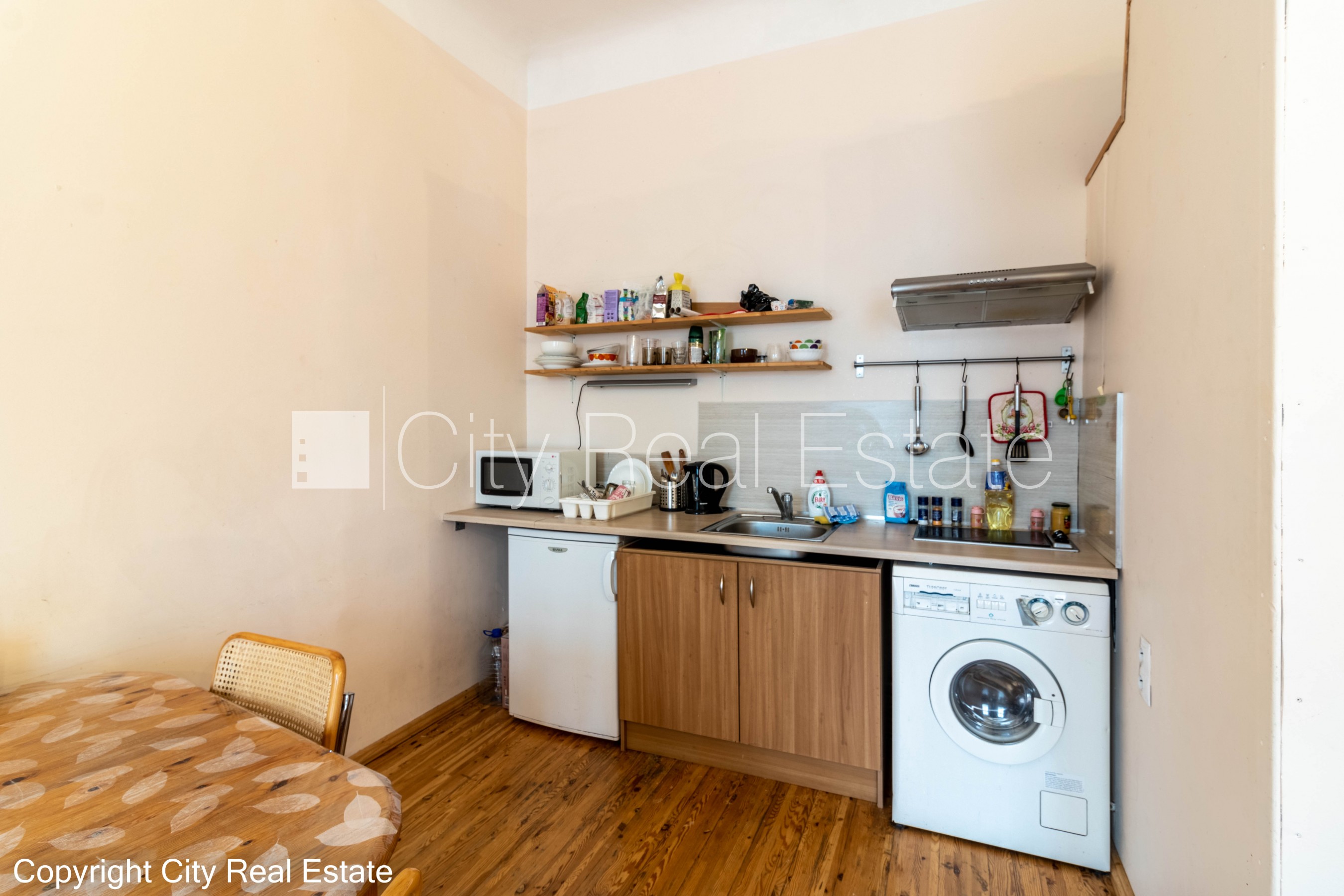 Sludinājumi. Fasādes māja, renovēta māja, ieeja no ielas, kāpņu telpa pēc kosmētiskā remonta, logi vērsti uz Cena: 550 EUR/mēn Foto #8