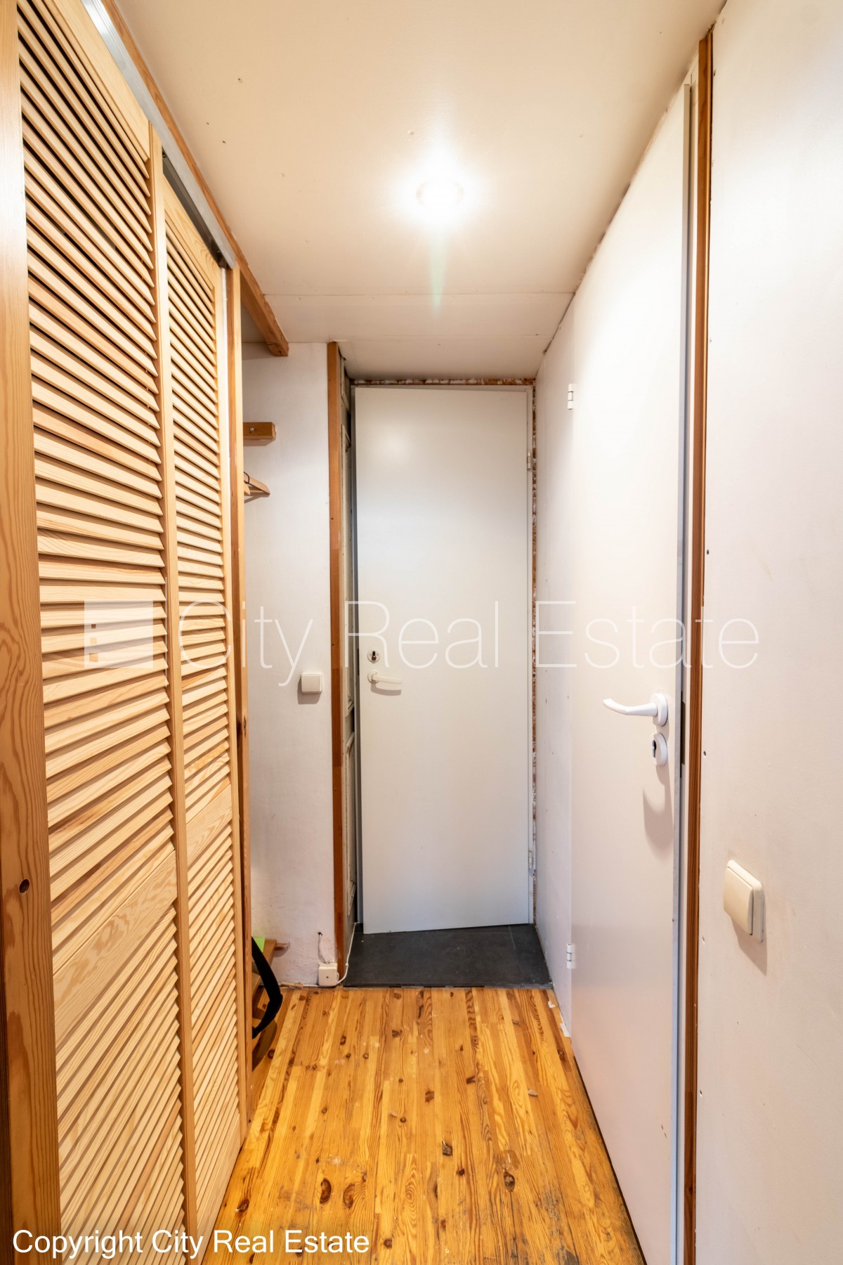 Sludinājumi. Fasādes māja, renovēta māja, ieeja no ielas, kāpņu telpa pēc kosmētiskā remonta, logi vērsti uz Cena: 550 EUR/mēn Foto #11