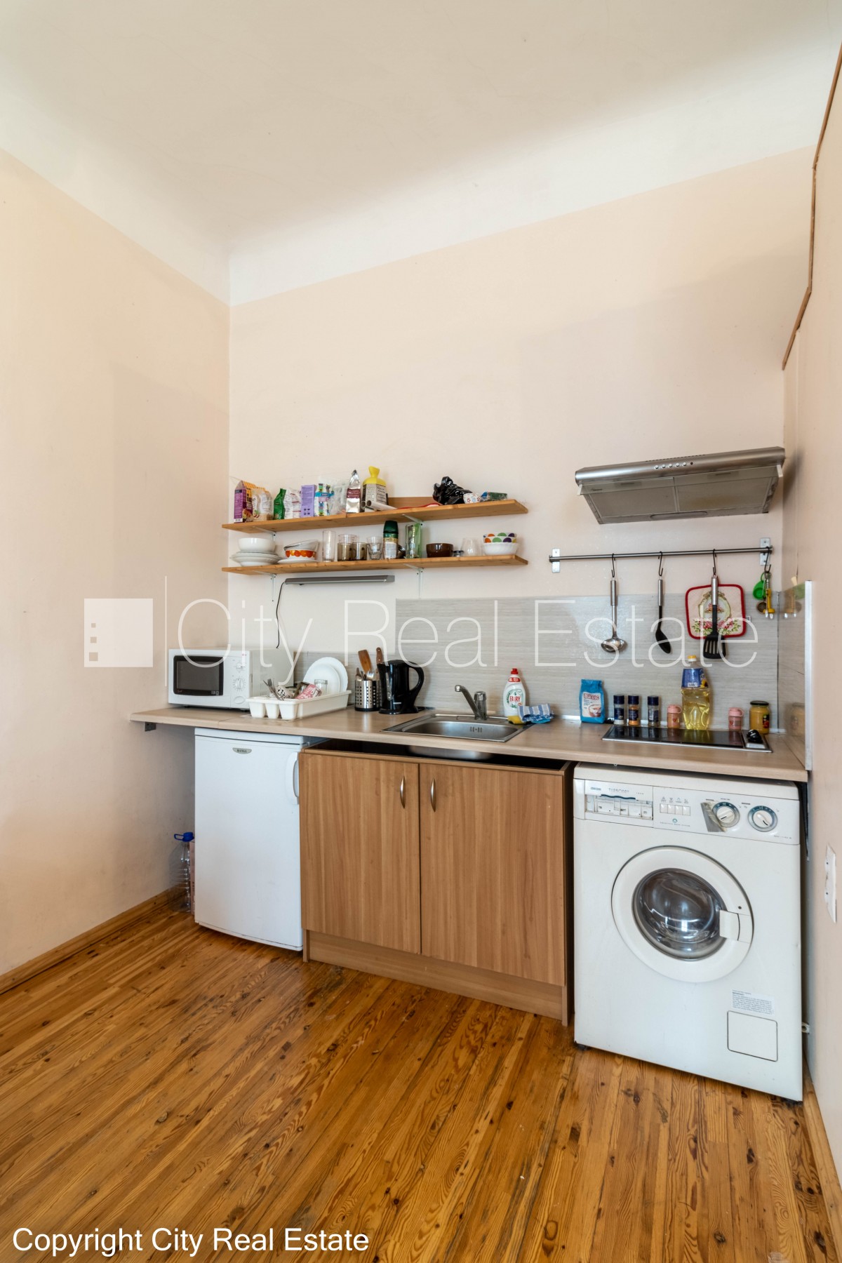 Sludinājumi. Fasādes māja, renovēta māja, ieeja no ielas, kāpņu telpa pēc kosmētiskā remonta, logi vērsti uz Cena: 550 EUR/mēn Foto #9