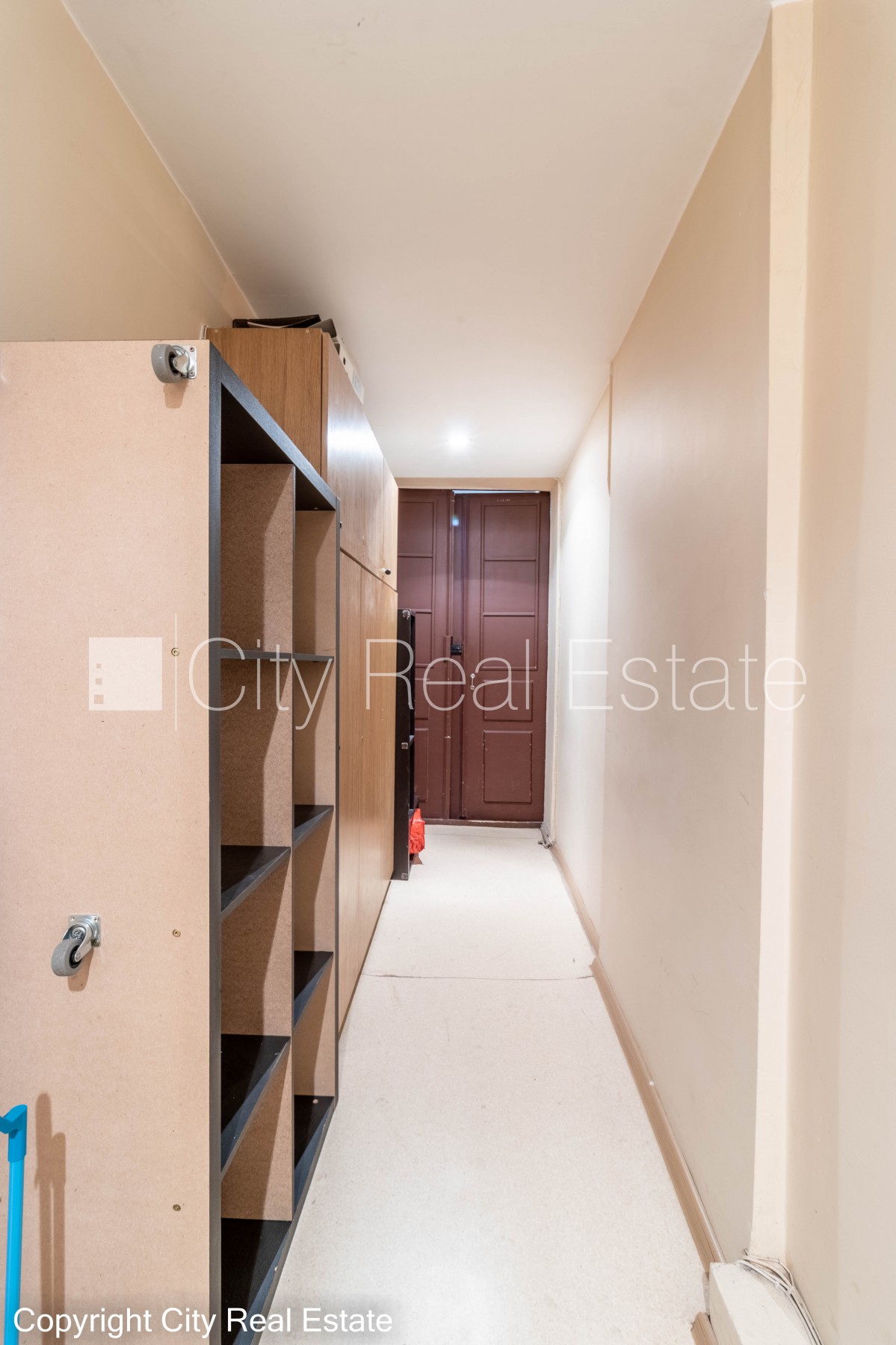 Sludinājumi. Fasādes māja, renovēta māja, ieeja no ielas, kāpņu telpa pēc kosmētiskā remonta, logi vērsti uz Cena: 550 EUR/mēn Foto #15