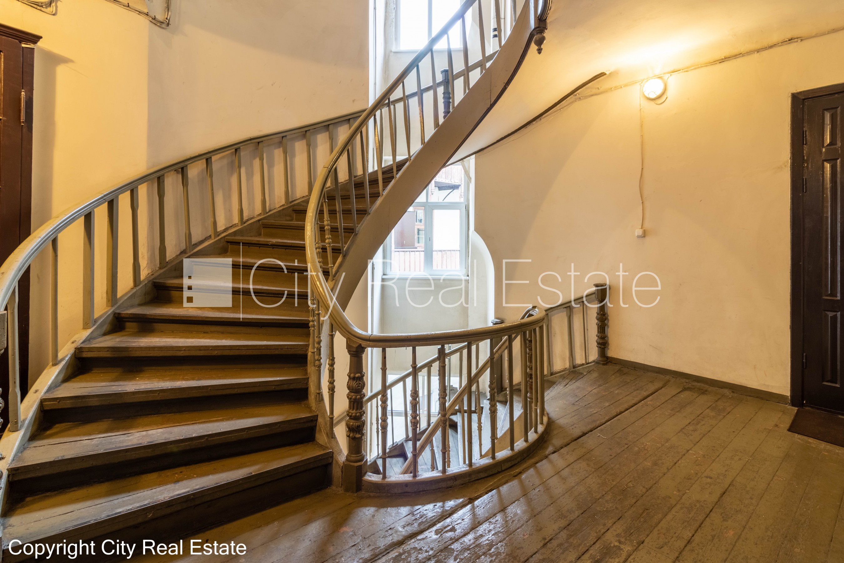 Sludinājumi. Fasādes māja, renovēta māja, ieeja no ielas, kāpņu telpa pēc kosmētiskā remonta, logi vērsti uz Cena: 550 EUR/mēn Foto #16