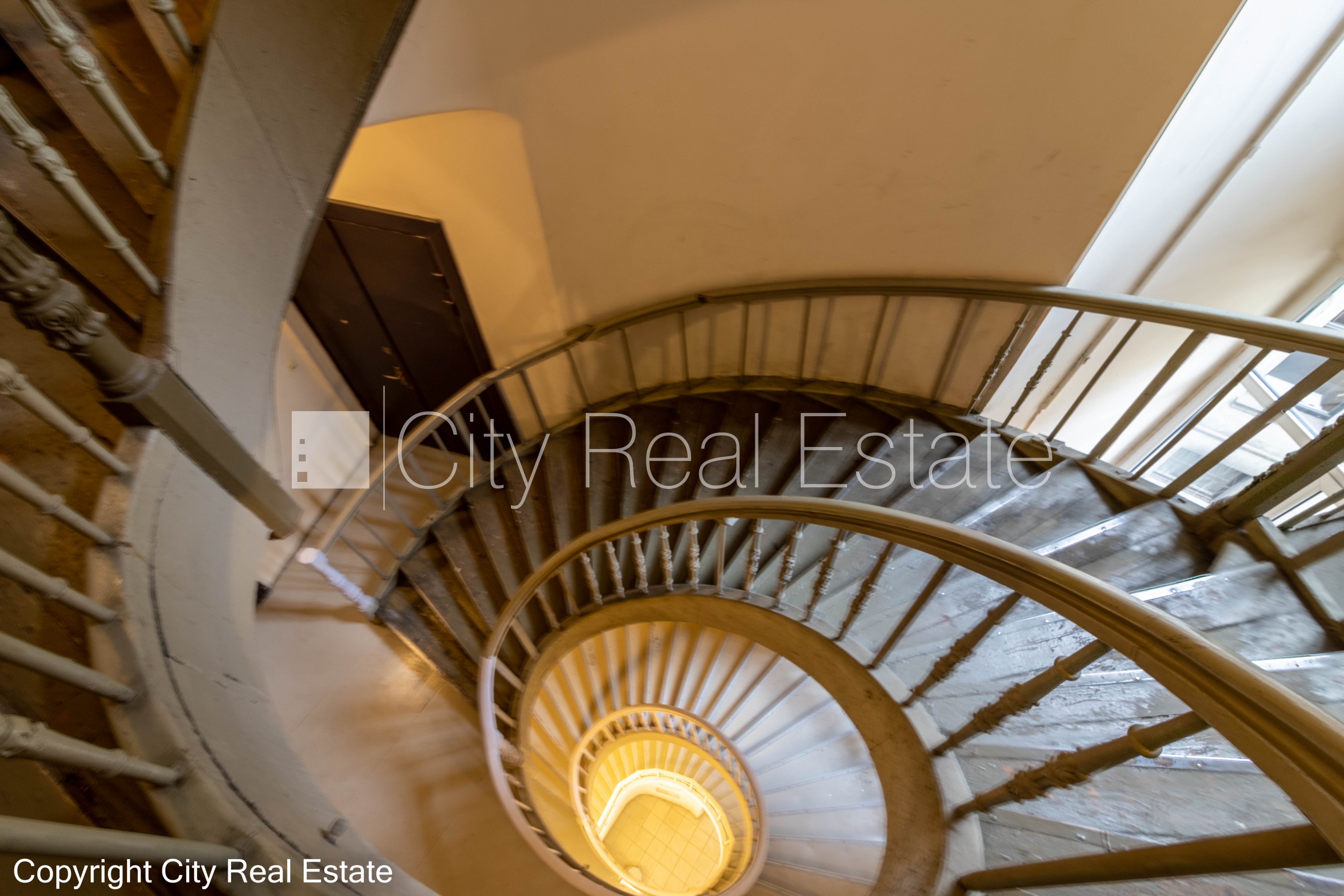 Sludinājumi. Fasādes māja, renovēta māja, ieeja no ielas, kāpņu telpa pēc kosmētiskā remonta, logi vērsti uz Cena: 550 EUR/mēn Foto #17