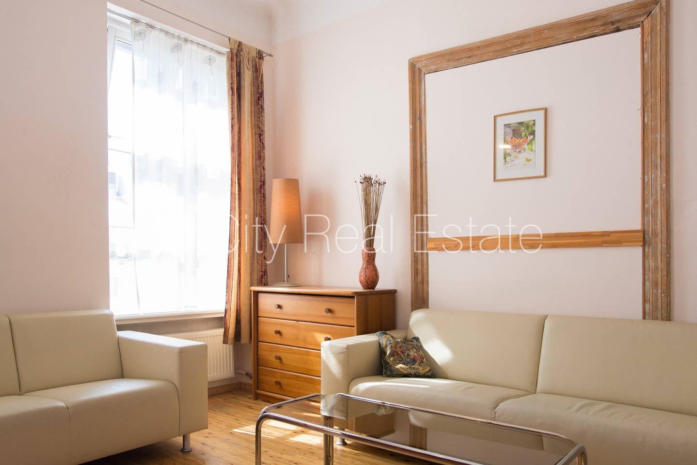 Sludinājumi. Fasādes māja, renovēta māja, ieeja no ielas, kāpņu telpa pēc kosmētiskā remonta, logi vērsti uz Cena: 550 EUR/mēn Foto #6