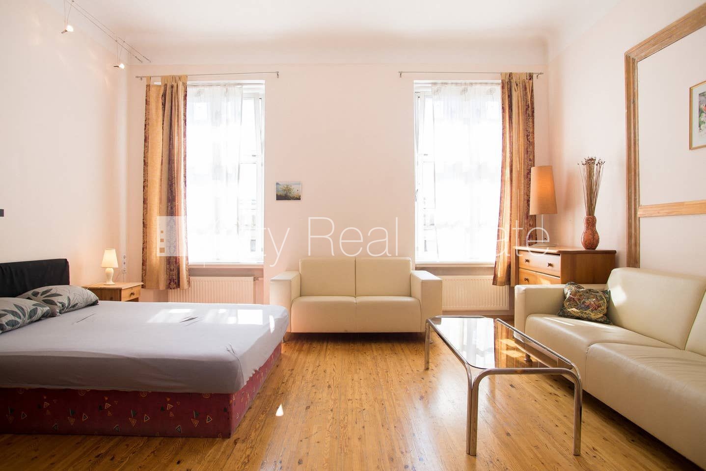 Sludinājumi. Fasādes māja, renovēta māja, ieeja no ielas, kāpņu telpa pēc kosmētiskā remonta, logi vērsti uz Cena: 550 EUR/mēn Foto #3