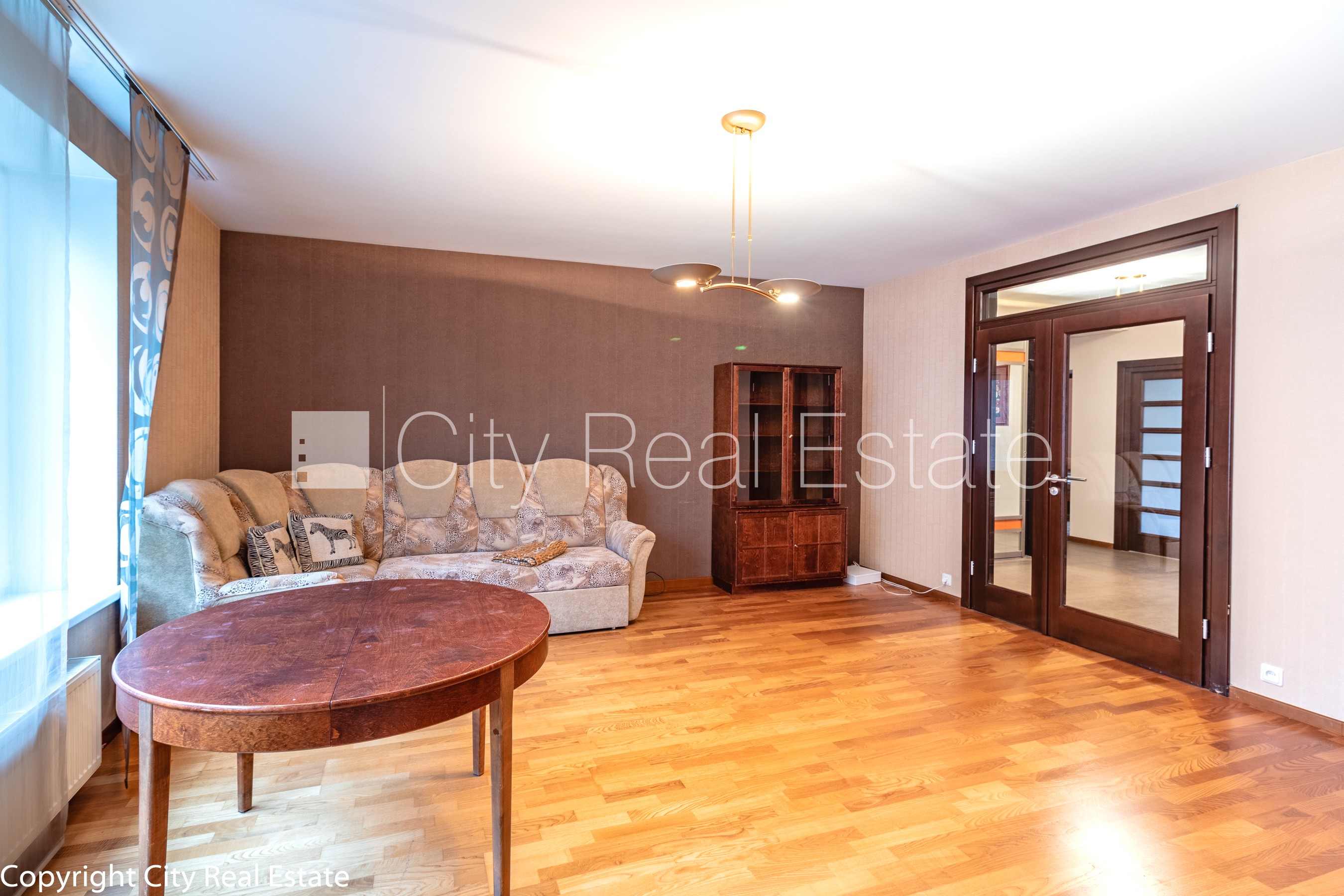 Sludinājumi. Fasādes māja, ķieģeļu mūra sienas, ieeja no ielas, ir lifts, kāpņu telpa pēc kosmētiskā remonta, Cena: 210000 EUR Foto #8