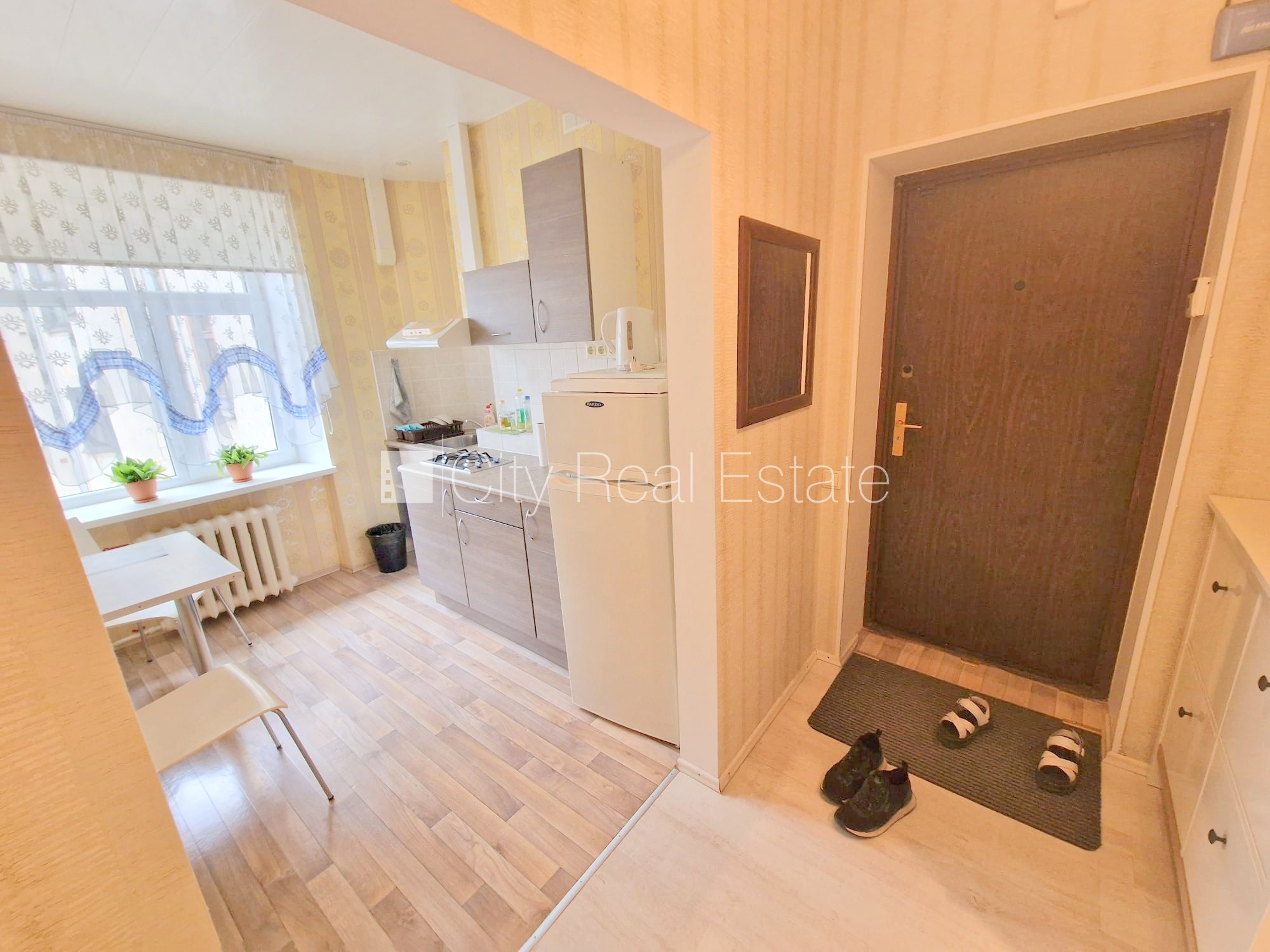 Sludinājumi. Fasādes māja, slēgts pagalms, ieeja no pagalma, ir lifts, logi vērsti uz ielas pusi, plašs skats no Cena: 555 EUR/mēn Foto #5