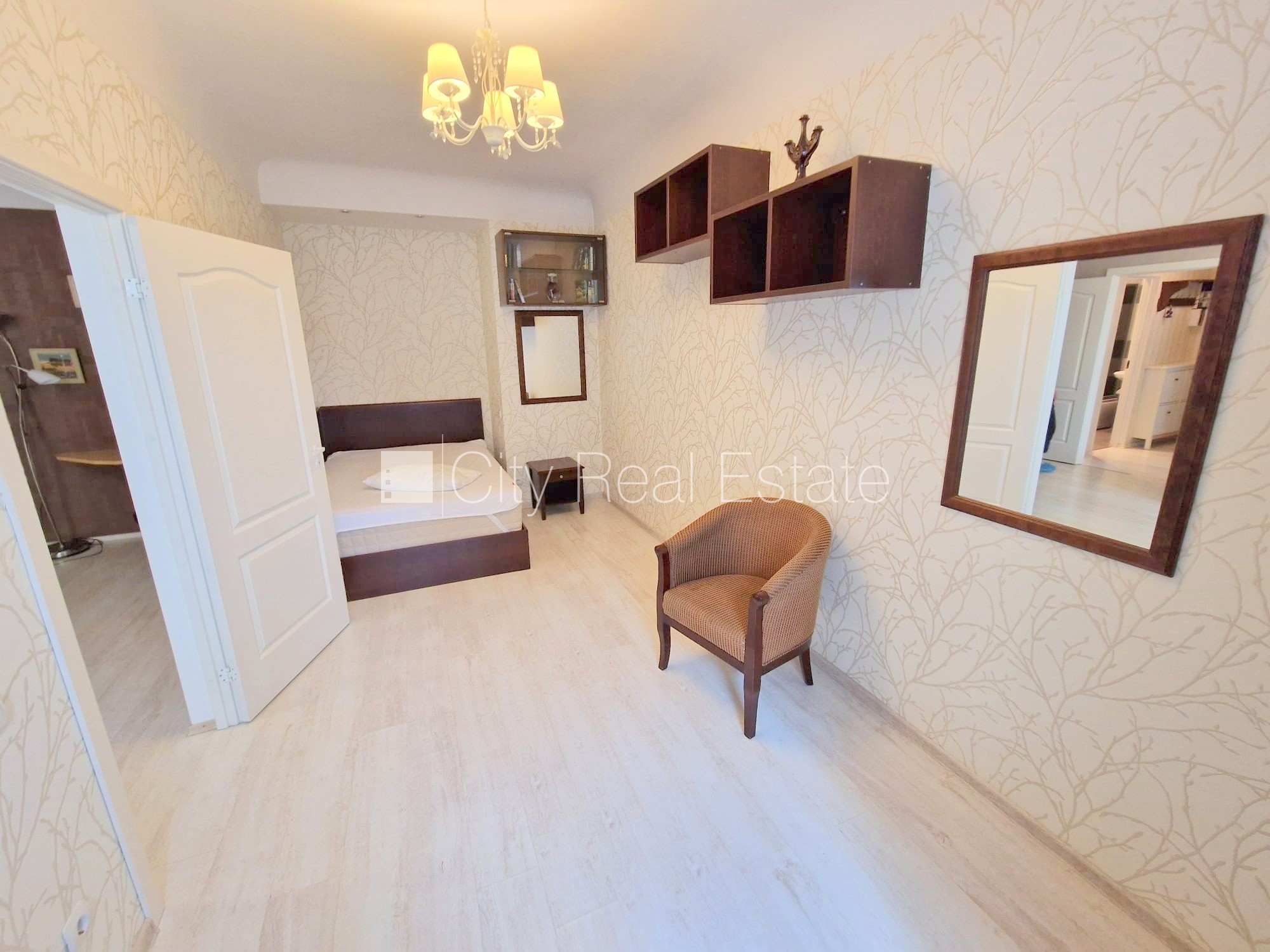 Sludinājumi. Fasādes māja, slēgts pagalms, ieeja no pagalma, ir lifts, logi vērsti uz ielas pusi, plašs skats no Cena: 555 EUR/mēn Foto #17