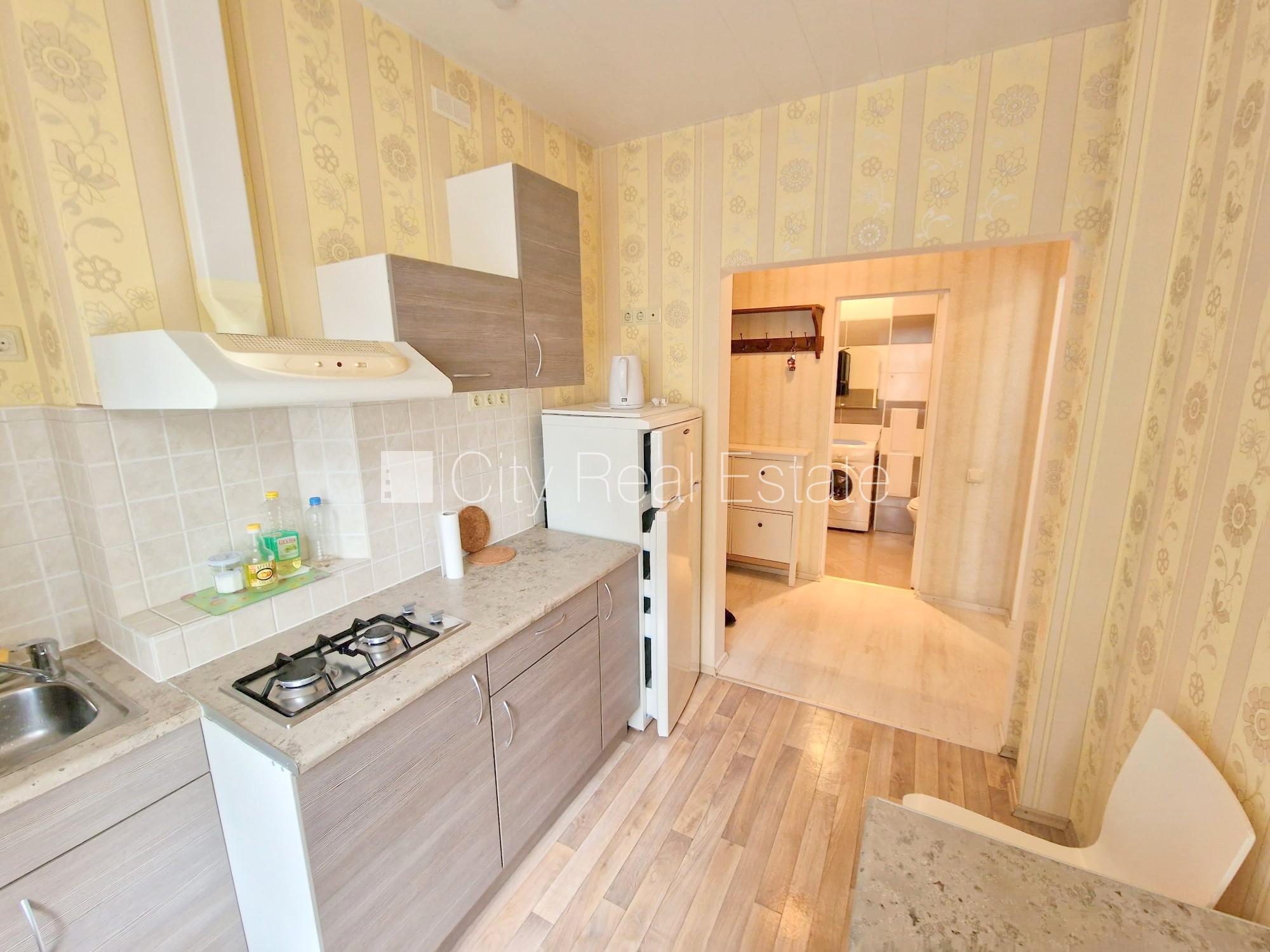 Sludinājumi. Fasādes māja, slēgts pagalms, ieeja no pagalma, ir lifts, logi vērsti uz ielas pusi, plašs skats no Cena: 555 EUR/mēn Foto #2