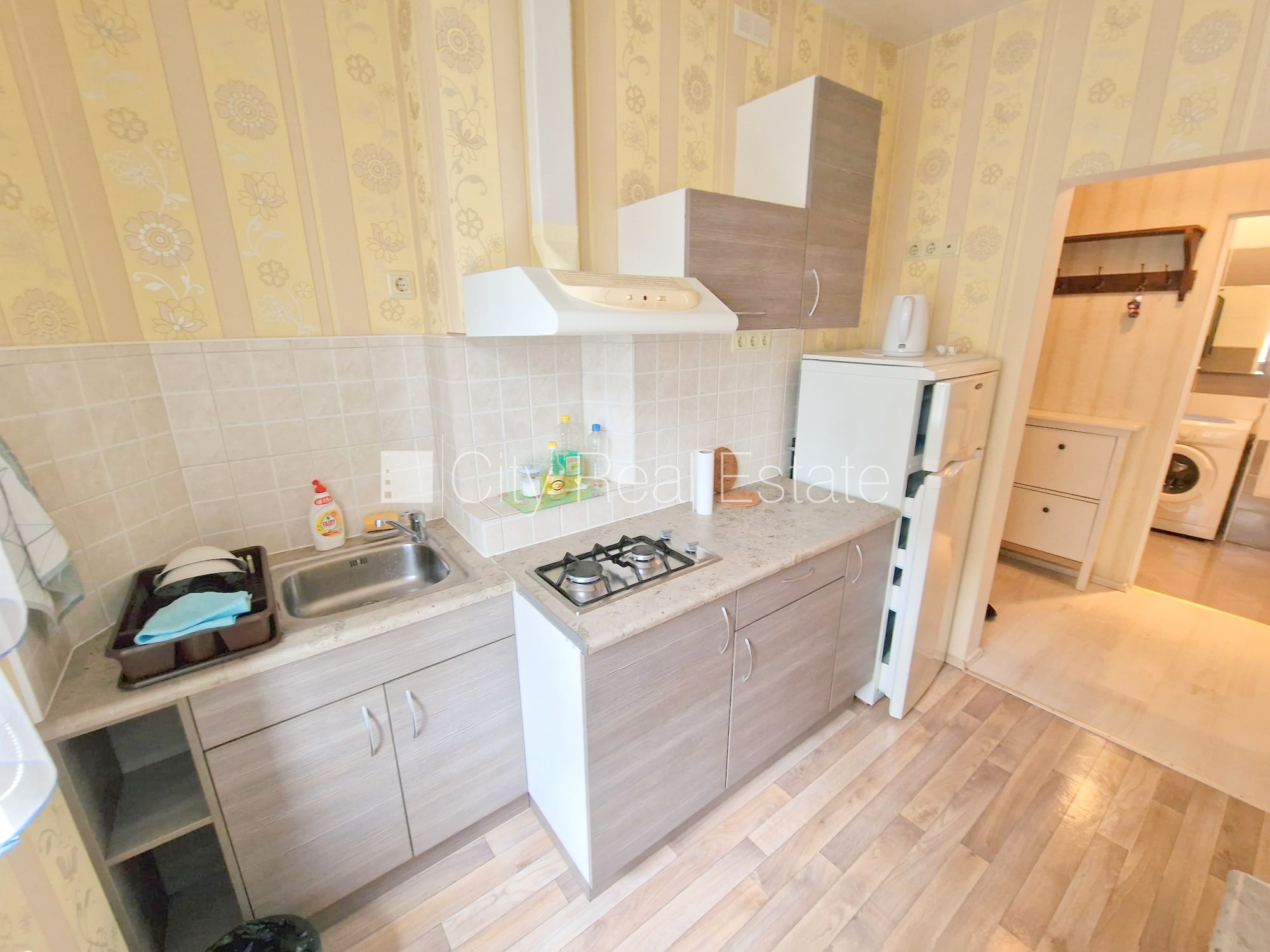 Sludinājumi. Fasādes māja, slēgts pagalms, ieeja no pagalma, ir lifts, logi vērsti uz ielas pusi, plašs skats no Cena: 555 EUR/mēn Foto #3