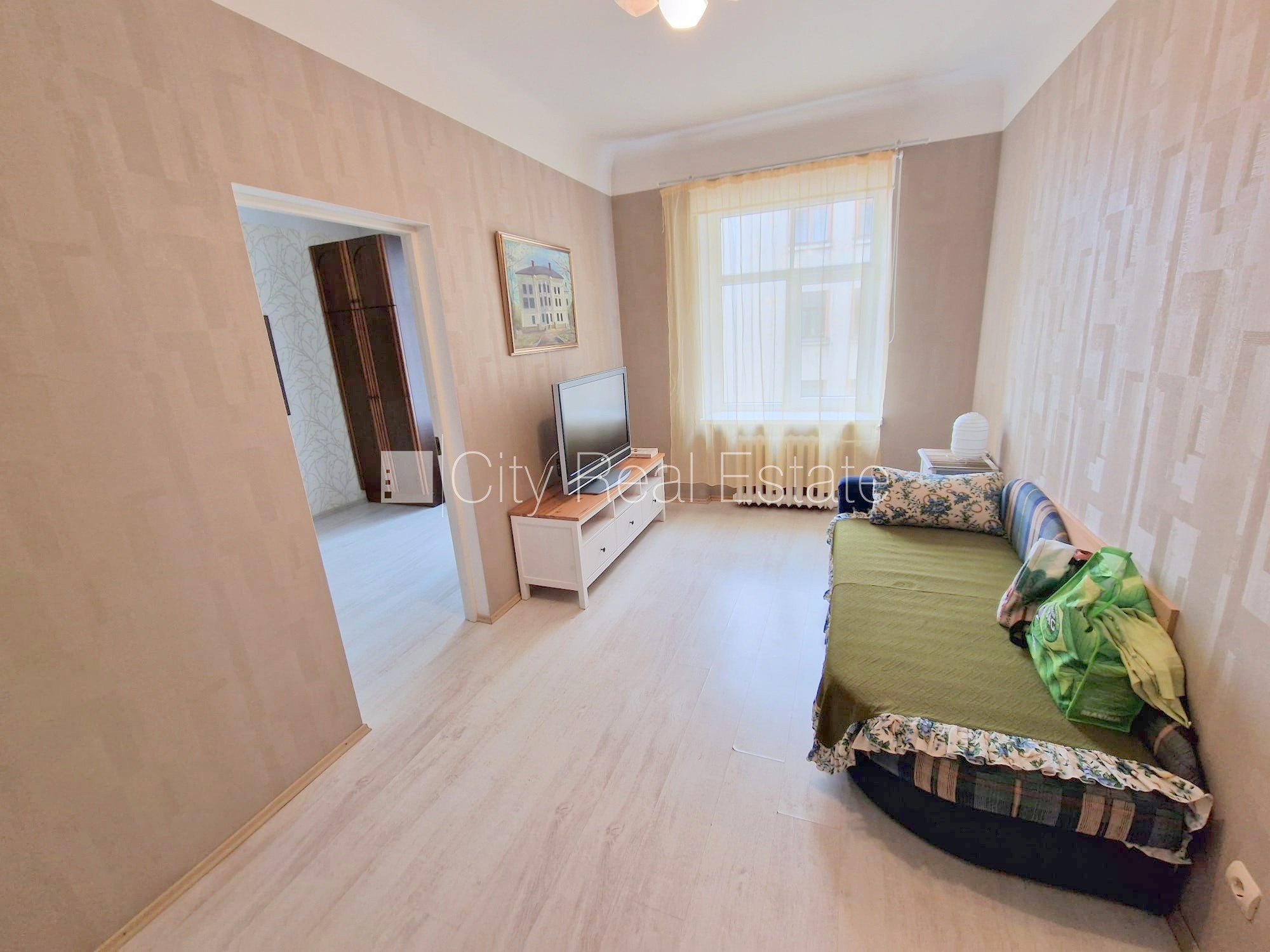 Sludinājumi. Fasādes māja, slēgts pagalms, ieeja no pagalma, ir lifts, logi vērsti uz ielas pusi, plašs skats no Cena: 555 EUR/mēn Foto #7