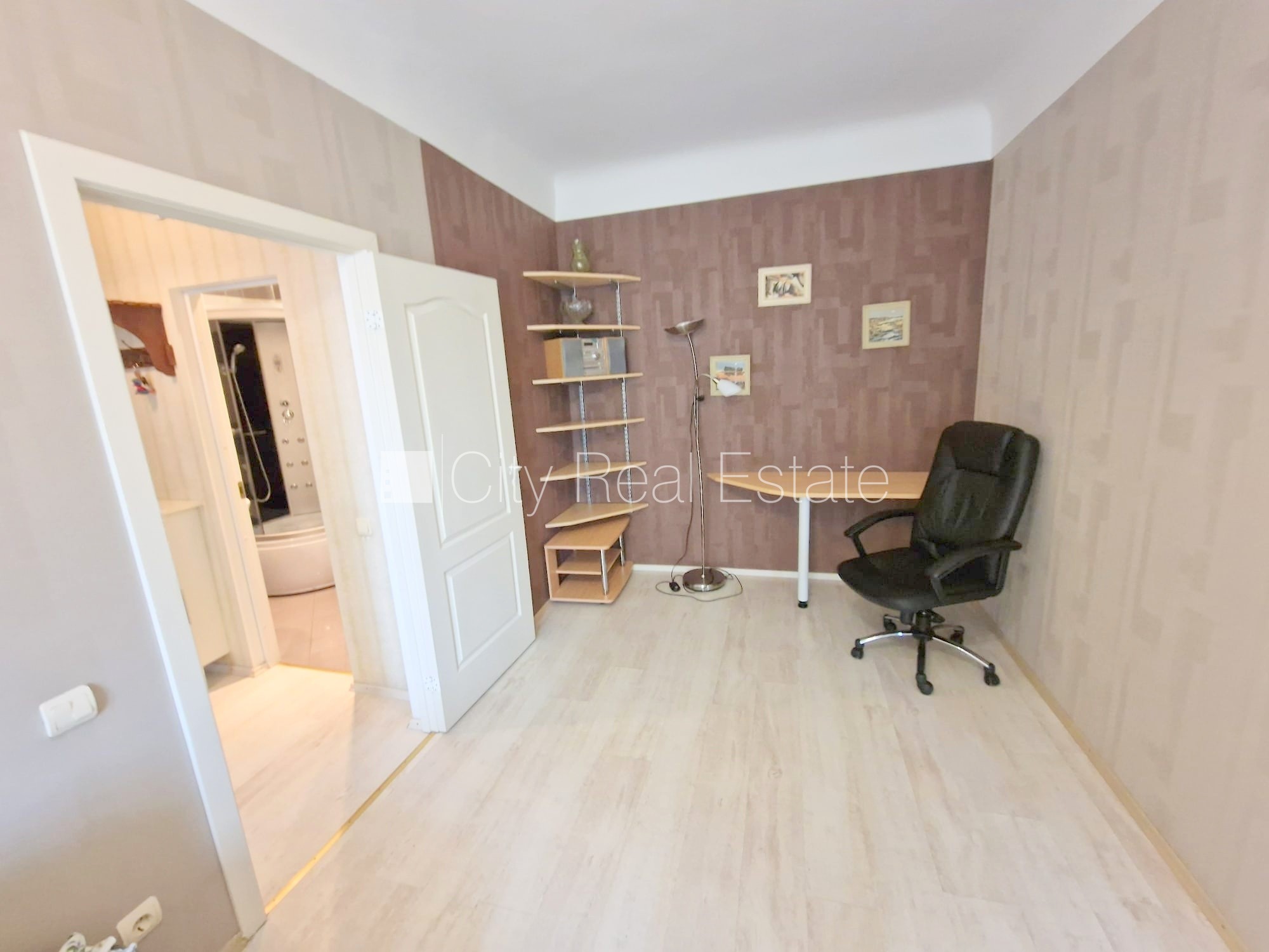 Sludinājumi. Fasādes māja, slēgts pagalms, ieeja no pagalma, ir lifts, logi vērsti uz ielas pusi, plašs skats no Cena: 555 EUR/mēn Foto #12