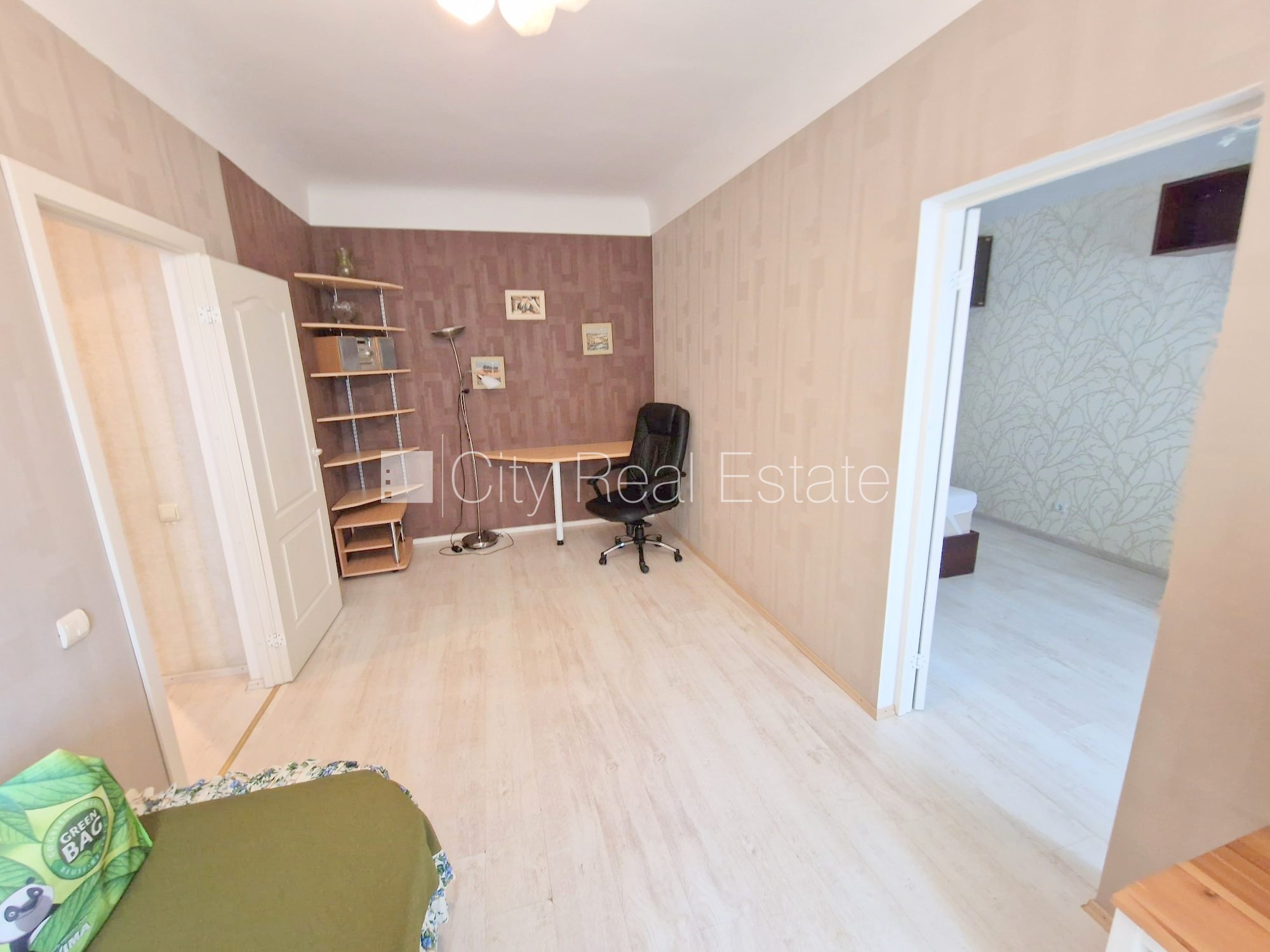 Sludinājumi. Fasādes māja, slēgts pagalms, ieeja no pagalma, ir lifts, logi vērsti uz ielas pusi, plašs skats no Cena: 555 EUR/mēn Foto #11