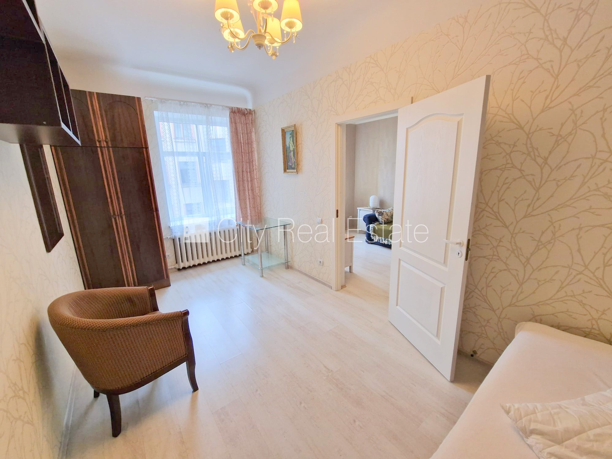 Sludinājumi. Fasādes māja, slēgts pagalms, ieeja no pagalma, ir lifts, logi vērsti uz ielas pusi, plašs skats no Cena: 555 EUR/mēn Foto #13