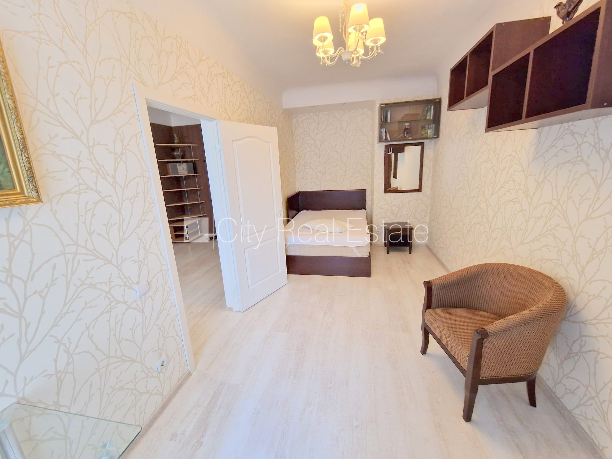 Sludinājumi. Fasādes māja, slēgts pagalms, ieeja no pagalma, ir lifts, logi vērsti uz ielas pusi, plašs skats no Cena: 555 EUR/mēn Foto #15