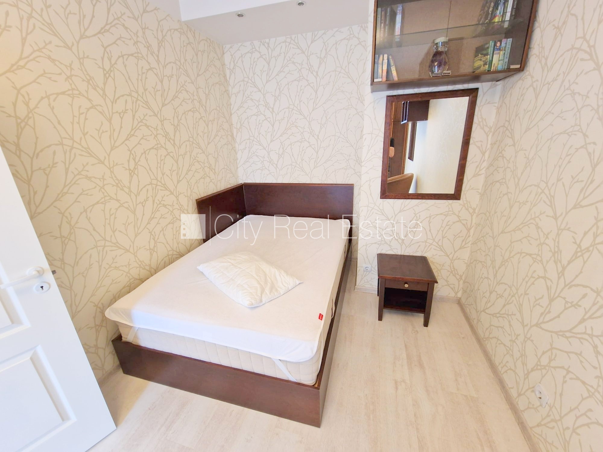 Sludinājumi. Fasādes māja, slēgts pagalms, ieeja no pagalma, ir lifts, logi vērsti uz ielas pusi, plašs skats no Cena: 555 EUR/mēn Foto #16