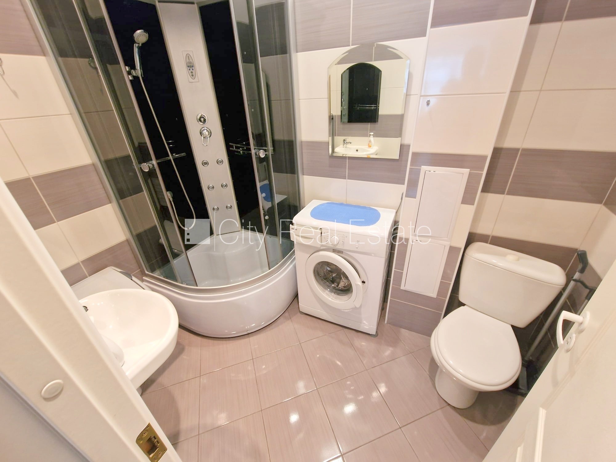 Sludinājumi. Fasādes māja, slēgts pagalms, ieeja no pagalma, ir lifts, logi vērsti uz ielas pusi, plašs skats no Cena: 555 EUR/mēn Foto #19