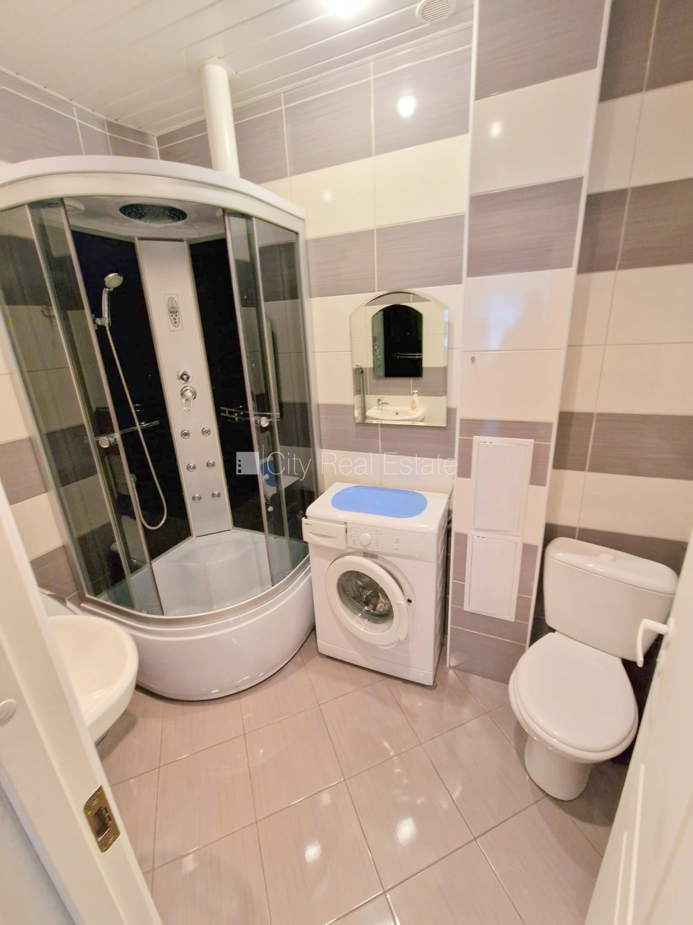 Sludinājumi. Fasādes māja, slēgts pagalms, ieeja no pagalma, ir lifts, logi vērsti uz ielas pusi, plašs skats no Cena: 555 EUR/mēn Foto #20