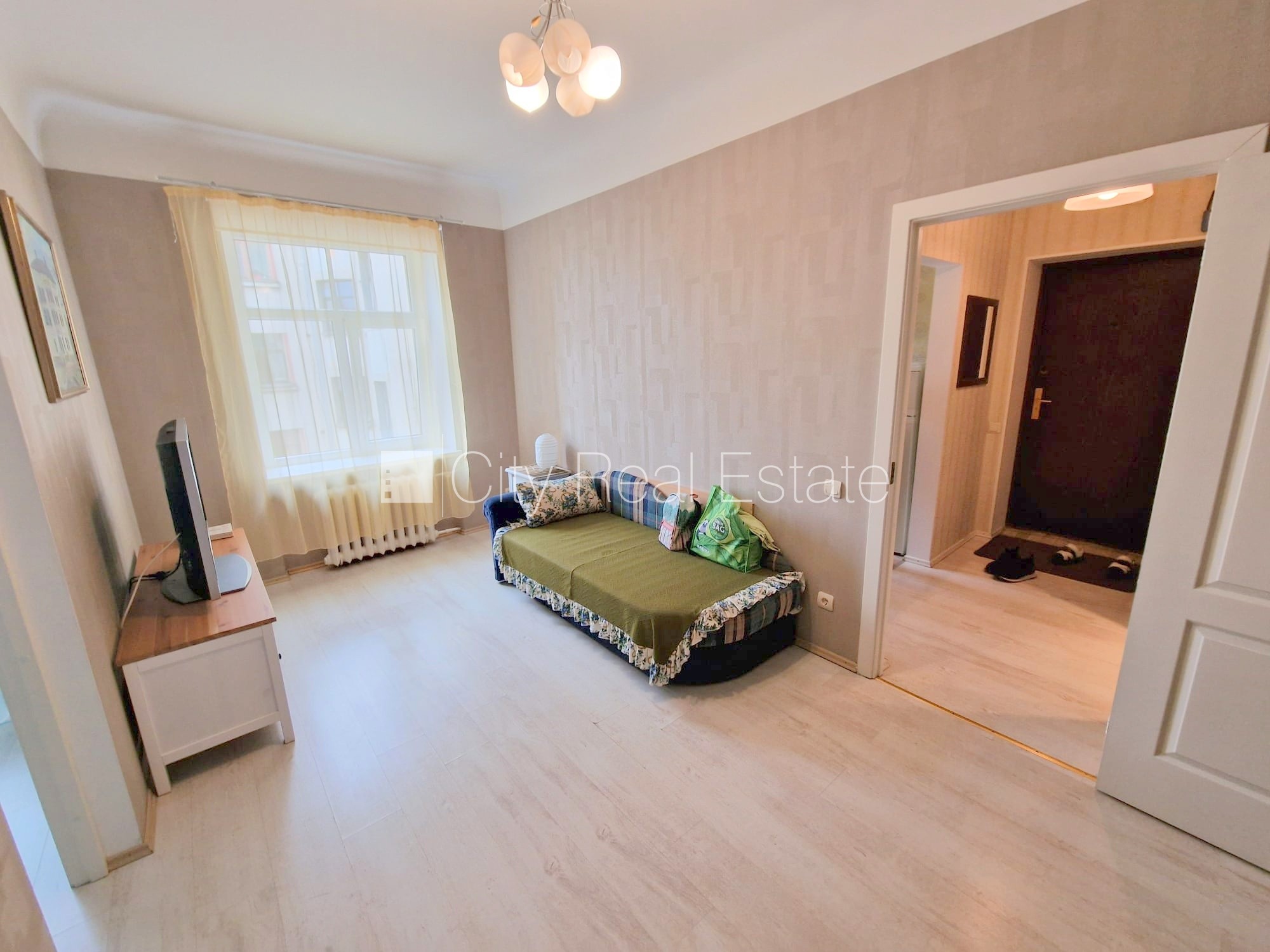 Sludinājumi. Fasādes māja, slēgts pagalms, ieeja no pagalma, ir lifts, logi vērsti uz ielas pusi, plašs skats no Cena: 555 EUR/mēn Foto #9