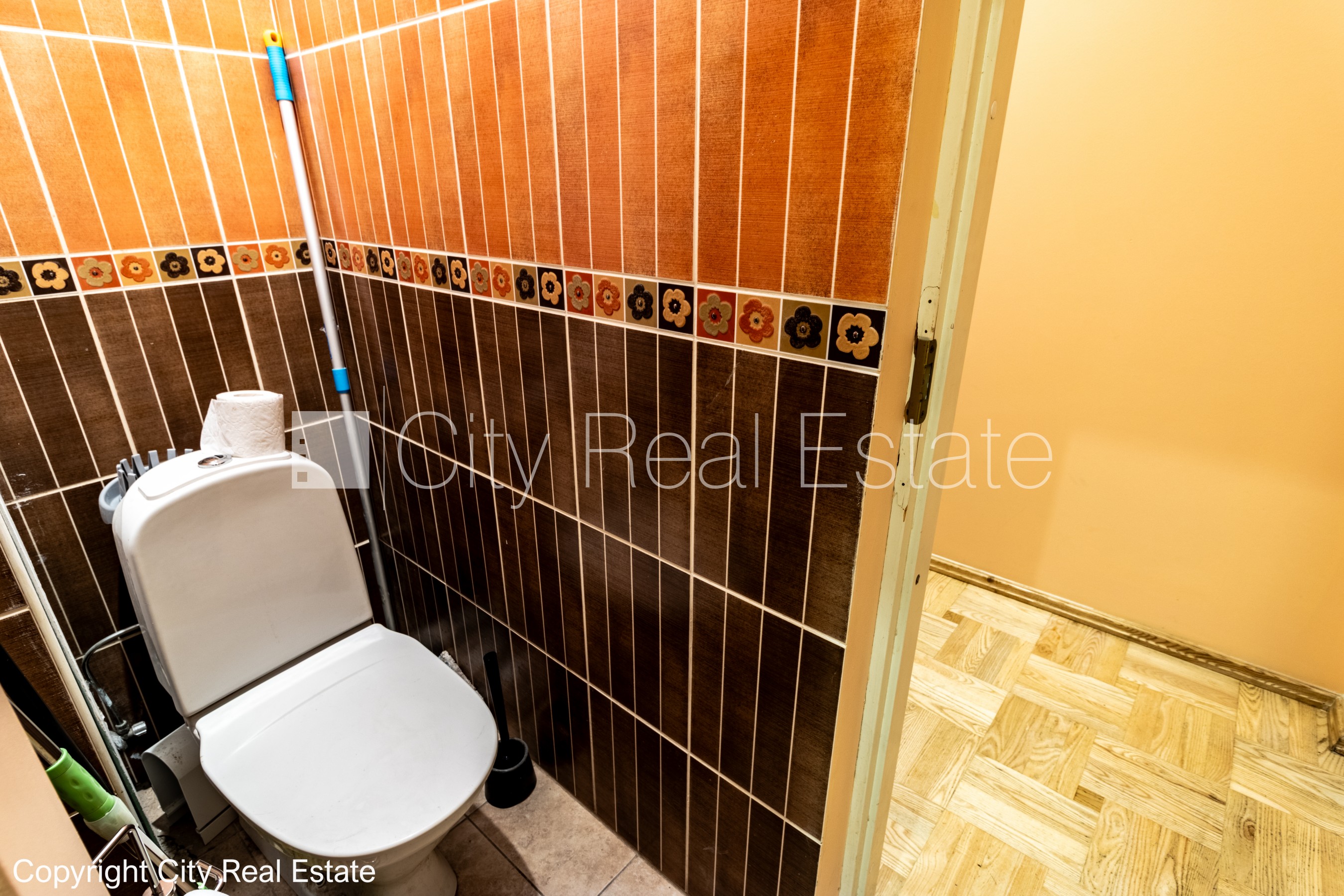 Sludinājumi. Fasādes māja, ieeja no ielas, logi vērsti mājas abās pusēs, viena istaba izolēta, viesistaba 18.6 Cena: 127500 EUR Foto #20