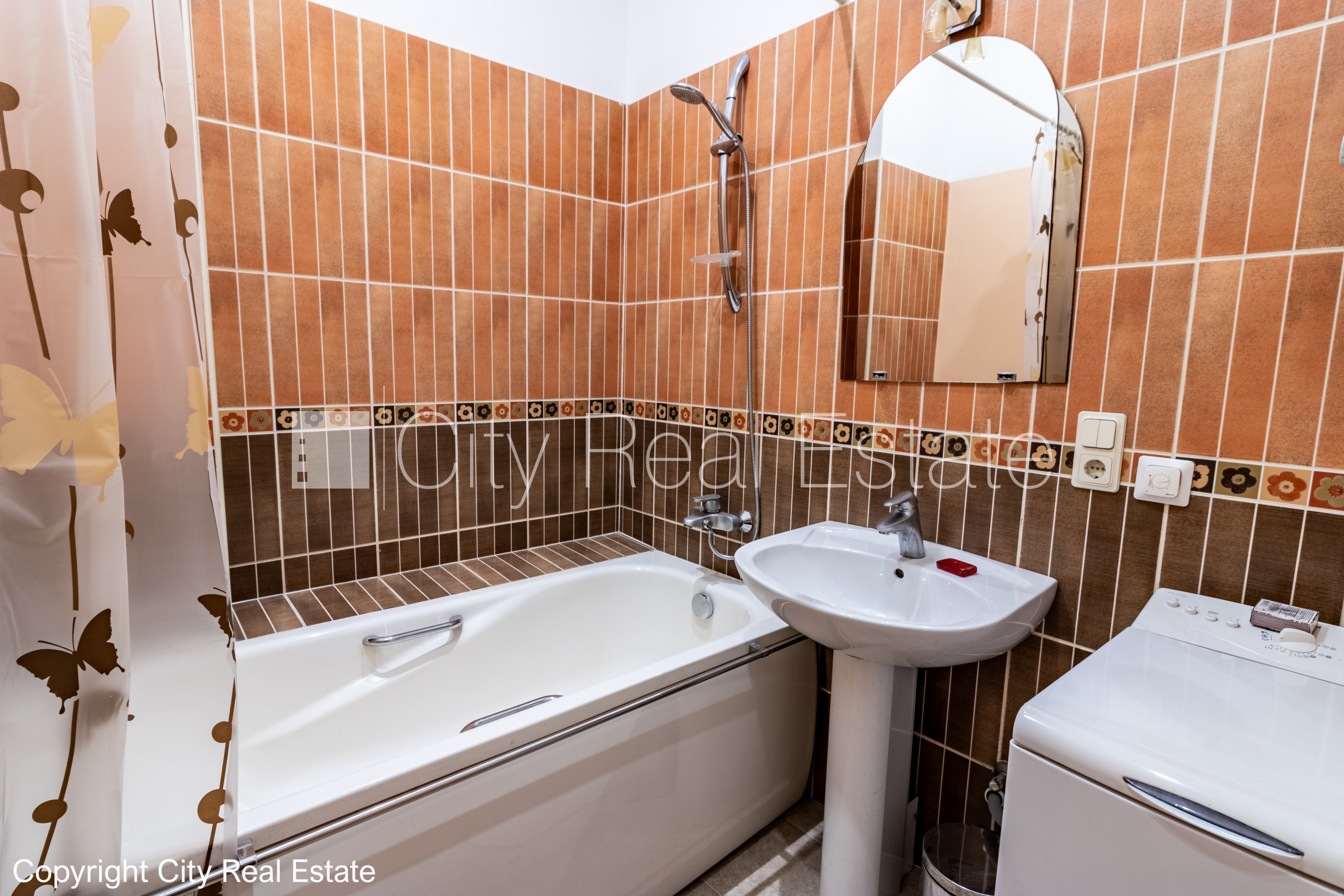 Sludinājumi. Fasādes māja, ieeja no ielas, logi vērsti mājas abās pusēs, viena istaba izolēta, viesistaba 18.6 Cena: 127500 EUR Foto #17