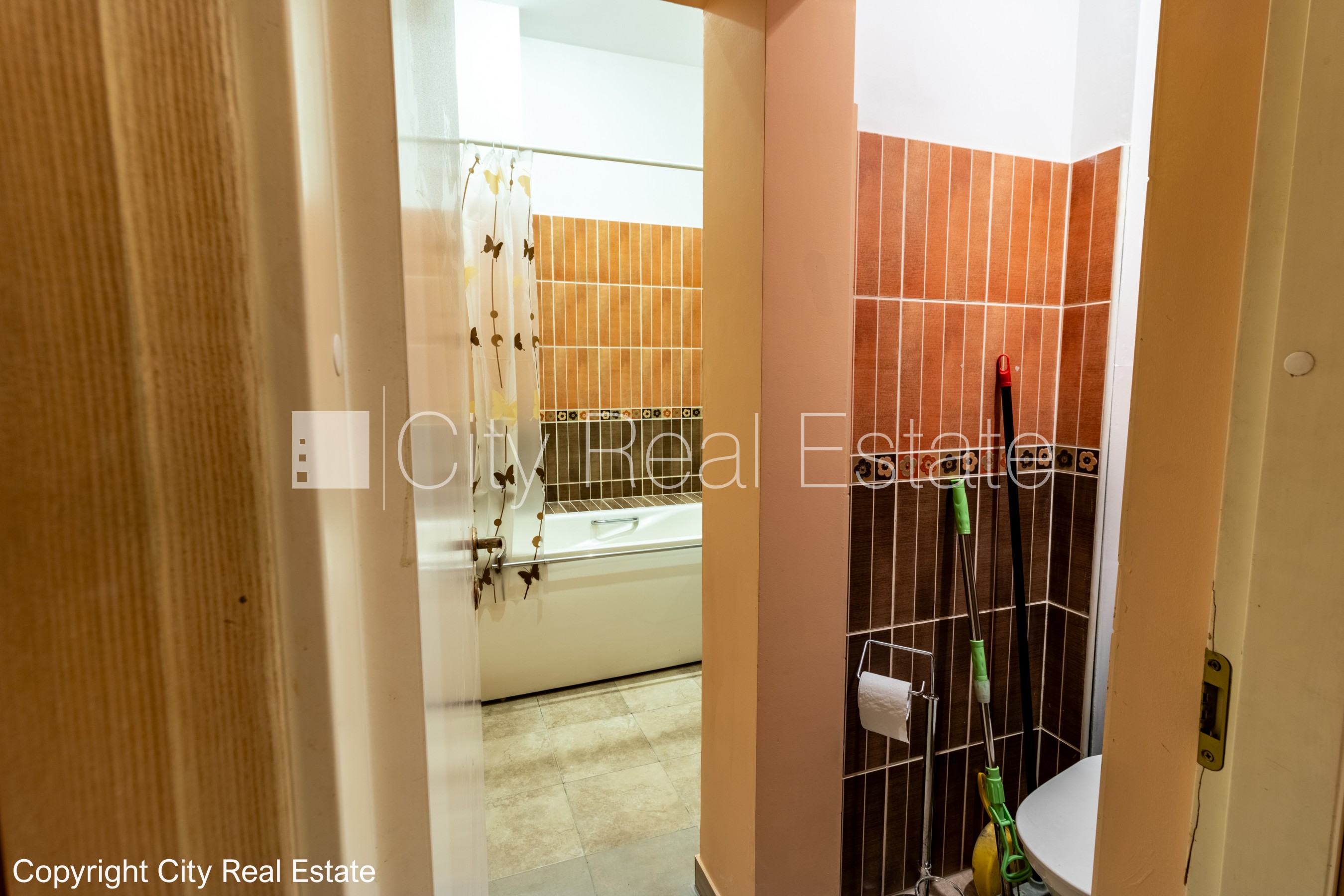 Sludinājumi. Fasādes māja, ieeja no ielas, logi vērsti mājas abās pusēs, viena istaba izolēta, viesistaba 18.6 Cena: 127500 EUR Foto #19