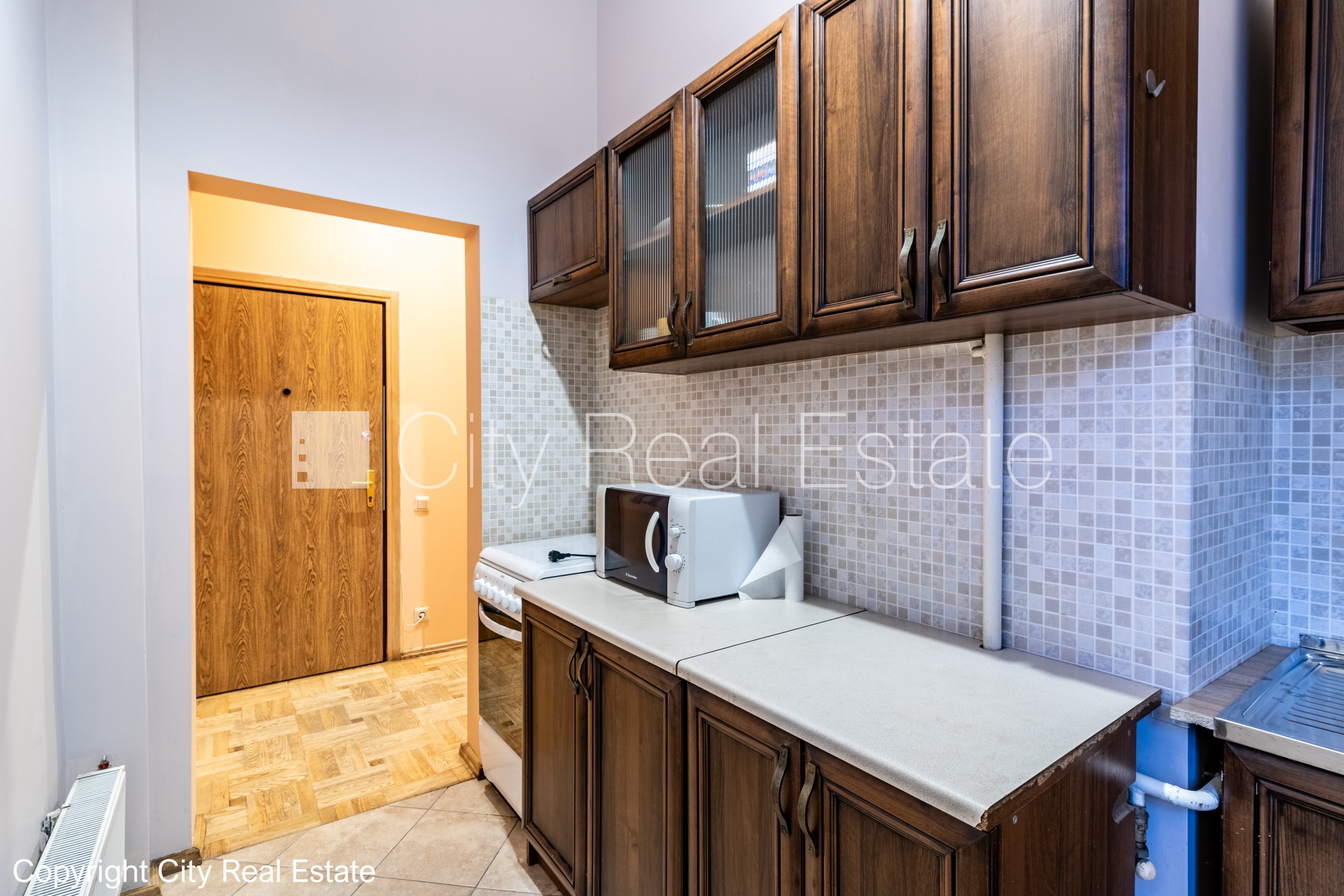 Sludinājumi. Fasādes māja, ieeja no ielas, logi vērsti mājas abās pusēs, viena istaba izolēta, viesistaba 18.6 Cena: 127500 EUR Foto #15