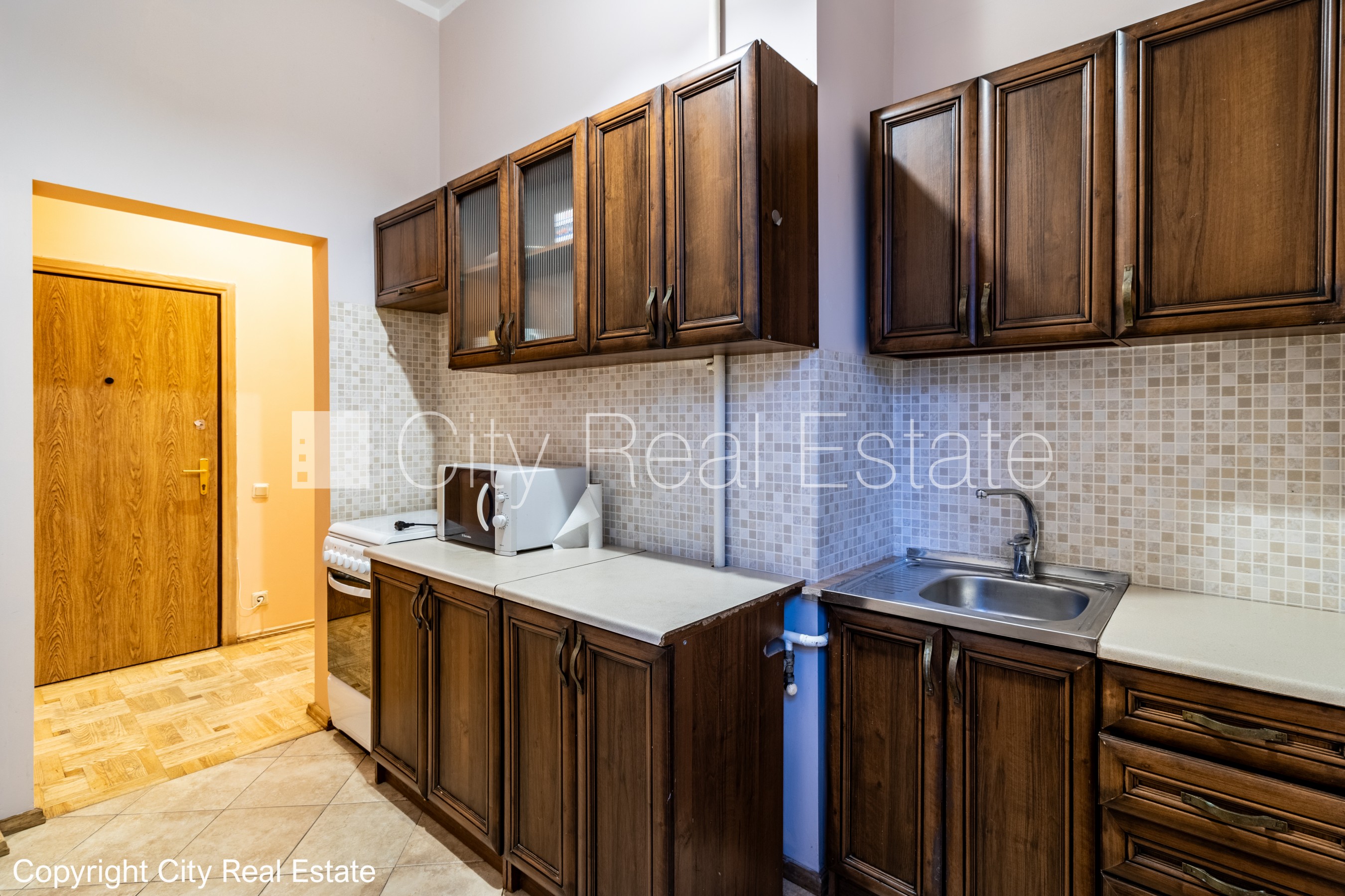 Sludinājumi. Fasādes māja, ieeja no ielas, logi vērsti mājas abās pusēs, viena istaba izolēta, viesistaba 18.6 Cena: 127500 EUR Foto #14