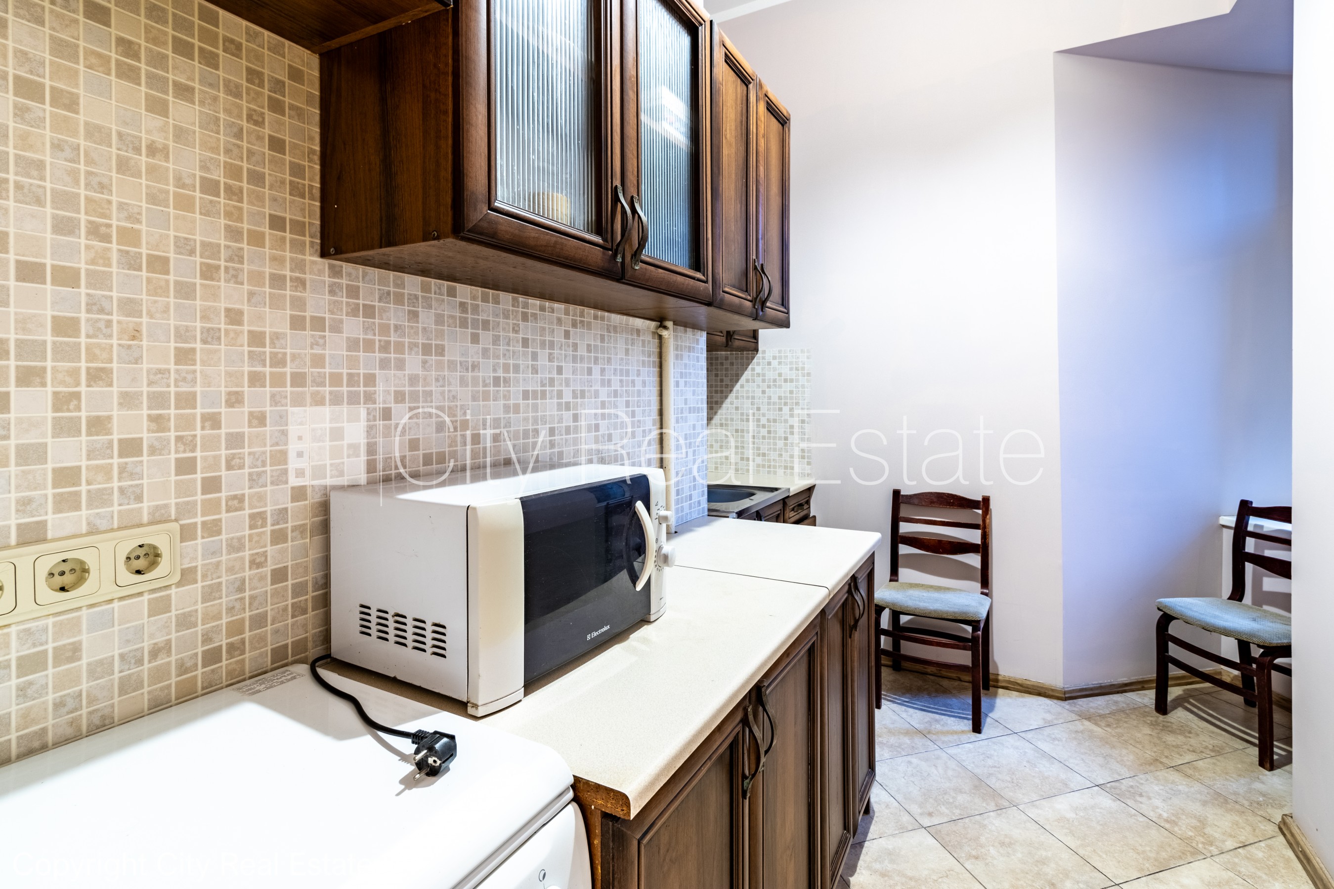 Sludinājumi. Fasādes māja, ieeja no ielas, logi vērsti mājas abās pusēs, viena istaba izolēta, viesistaba 18.6 Cena: 127500 EUR Foto #11